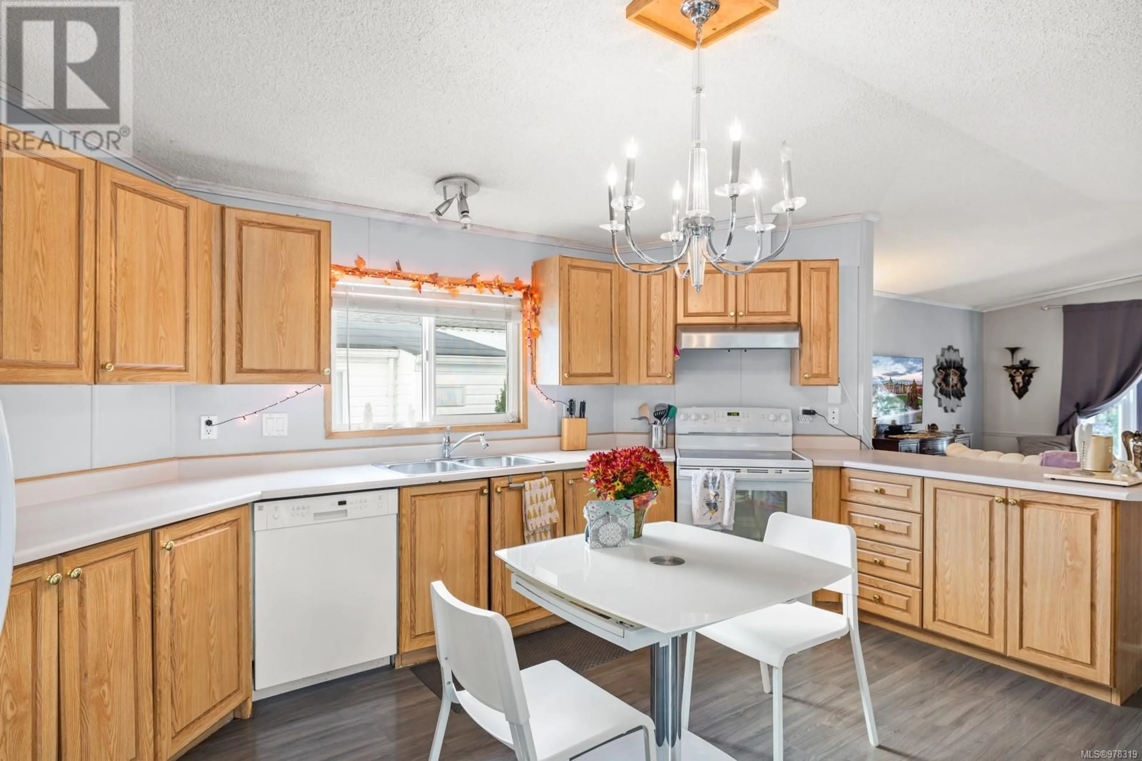 Open concept kitchen for 11 7401 Central Saanich Rd, Central Saanich British Columbia V8M2B5