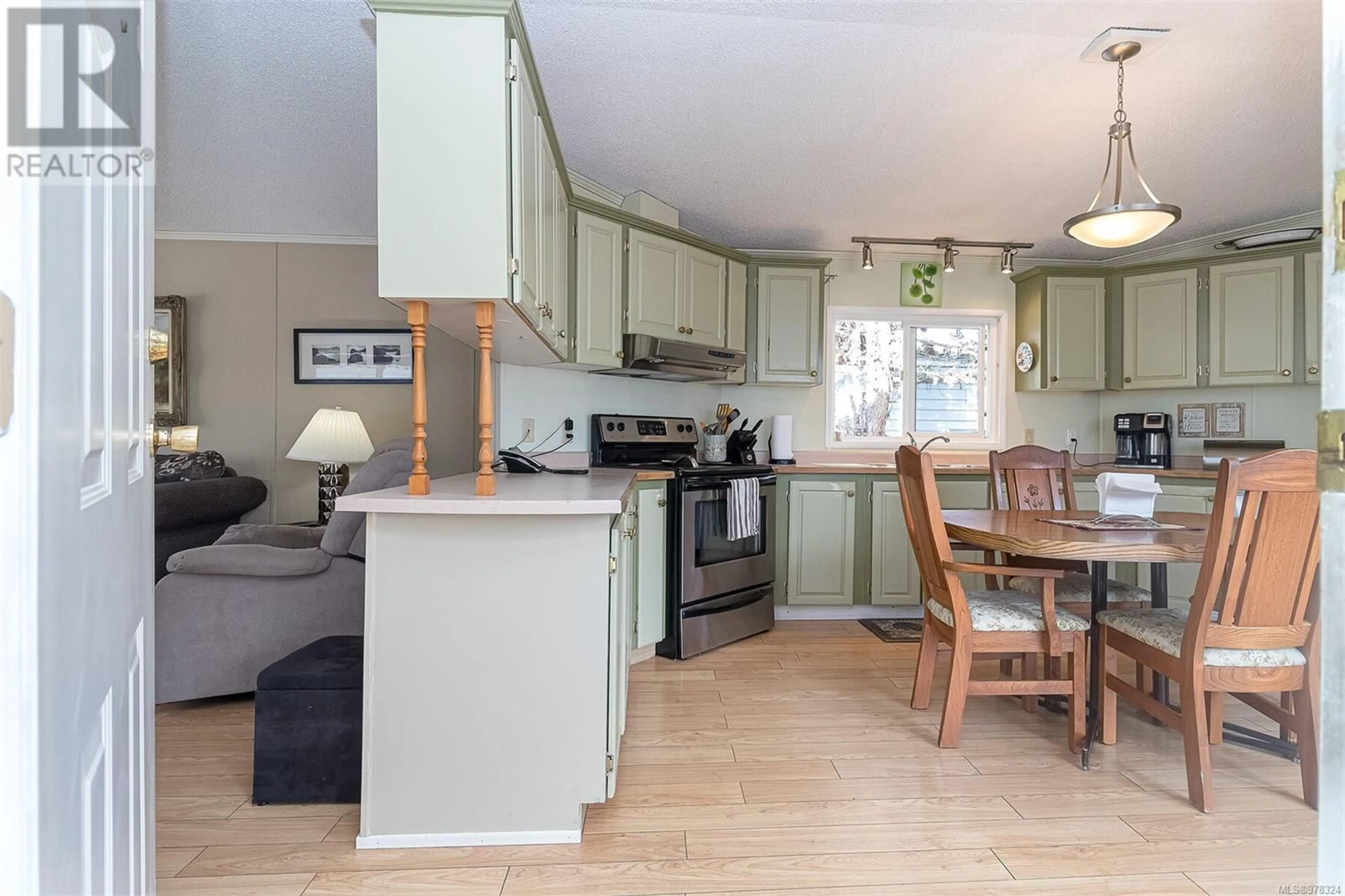 Open concept kitchen for 33 7583 Central Saanich Rd, Central Saanich British Columbia V0S1M0