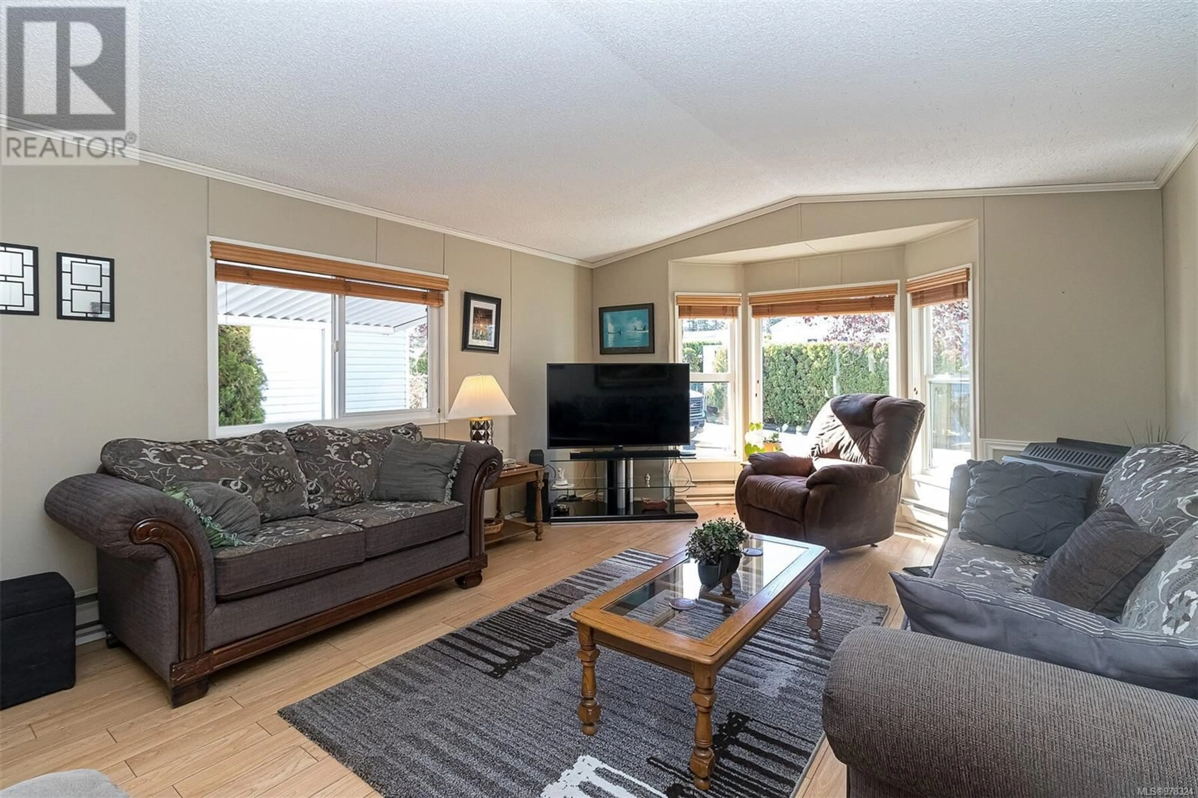 Living room, wood floors for 33 7583 Central Saanich Rd, Central Saanich British Columbia V0S1M0