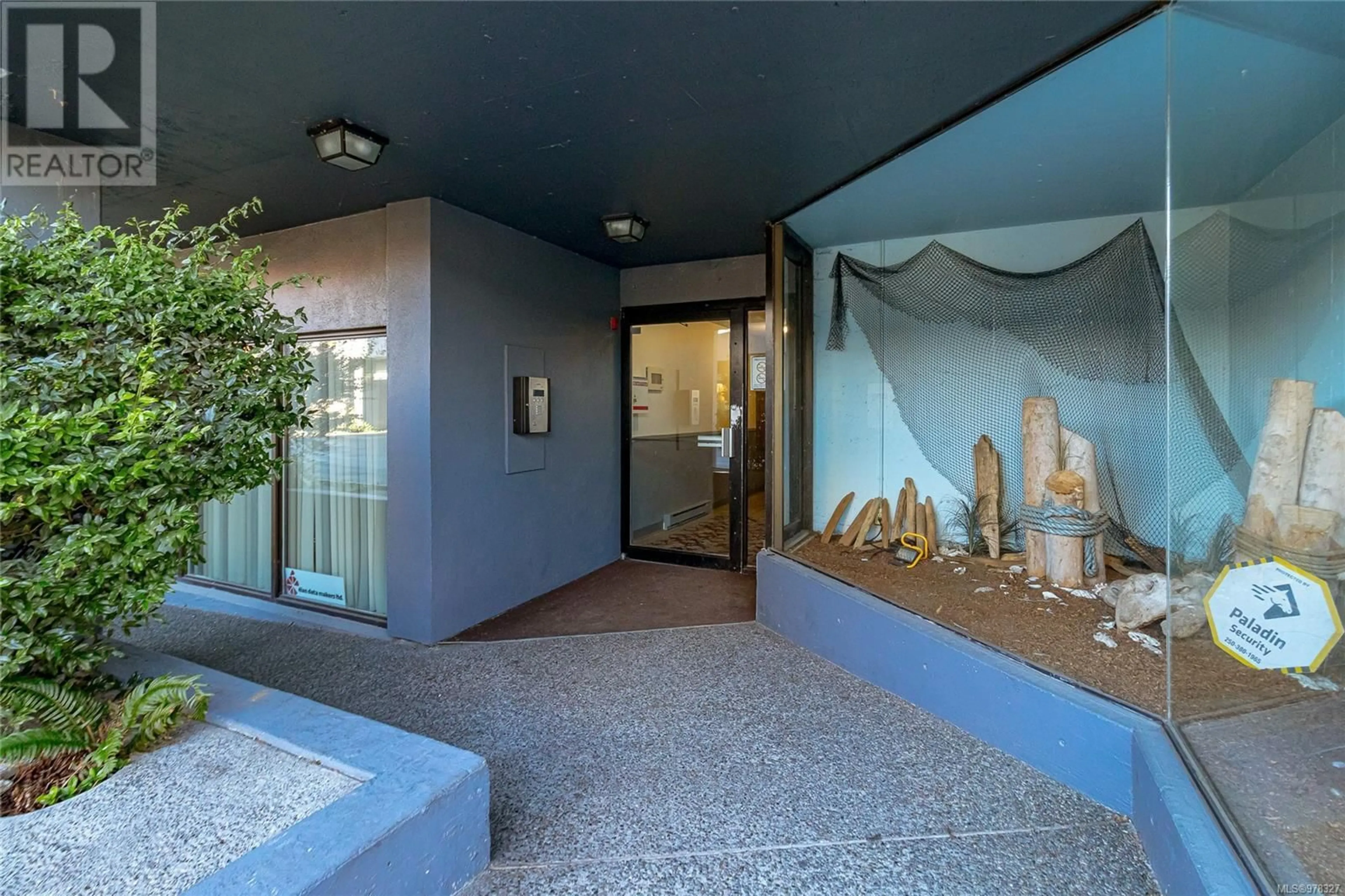 Indoor foyer, ceramic floors for 310 755 Hillside Ave, Victoria British Columbia V8T5B3