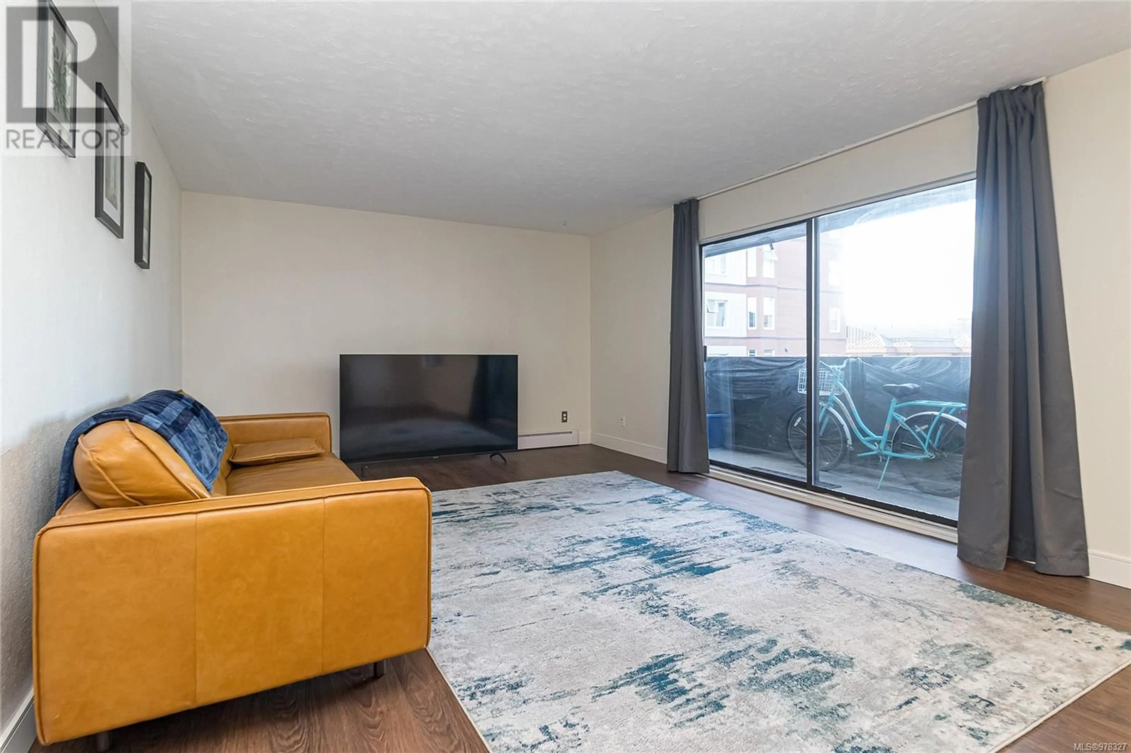 Living room, wood floors for 310 755 Hillside Ave, Victoria British Columbia V8T5B3