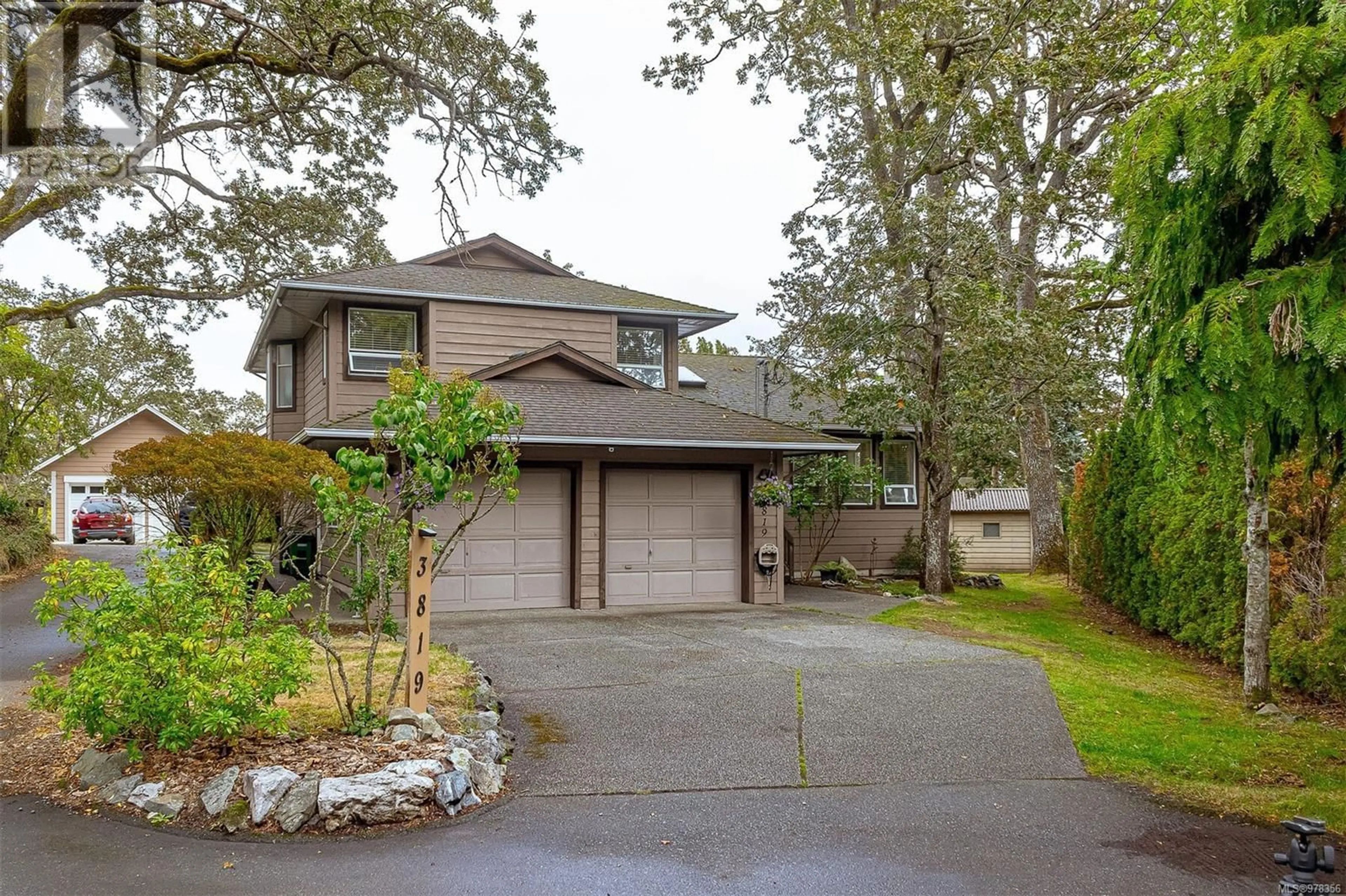 Frontside or backside of a home, cottage for 3819 Synod Rd, Saanich British Columbia V8P3X7