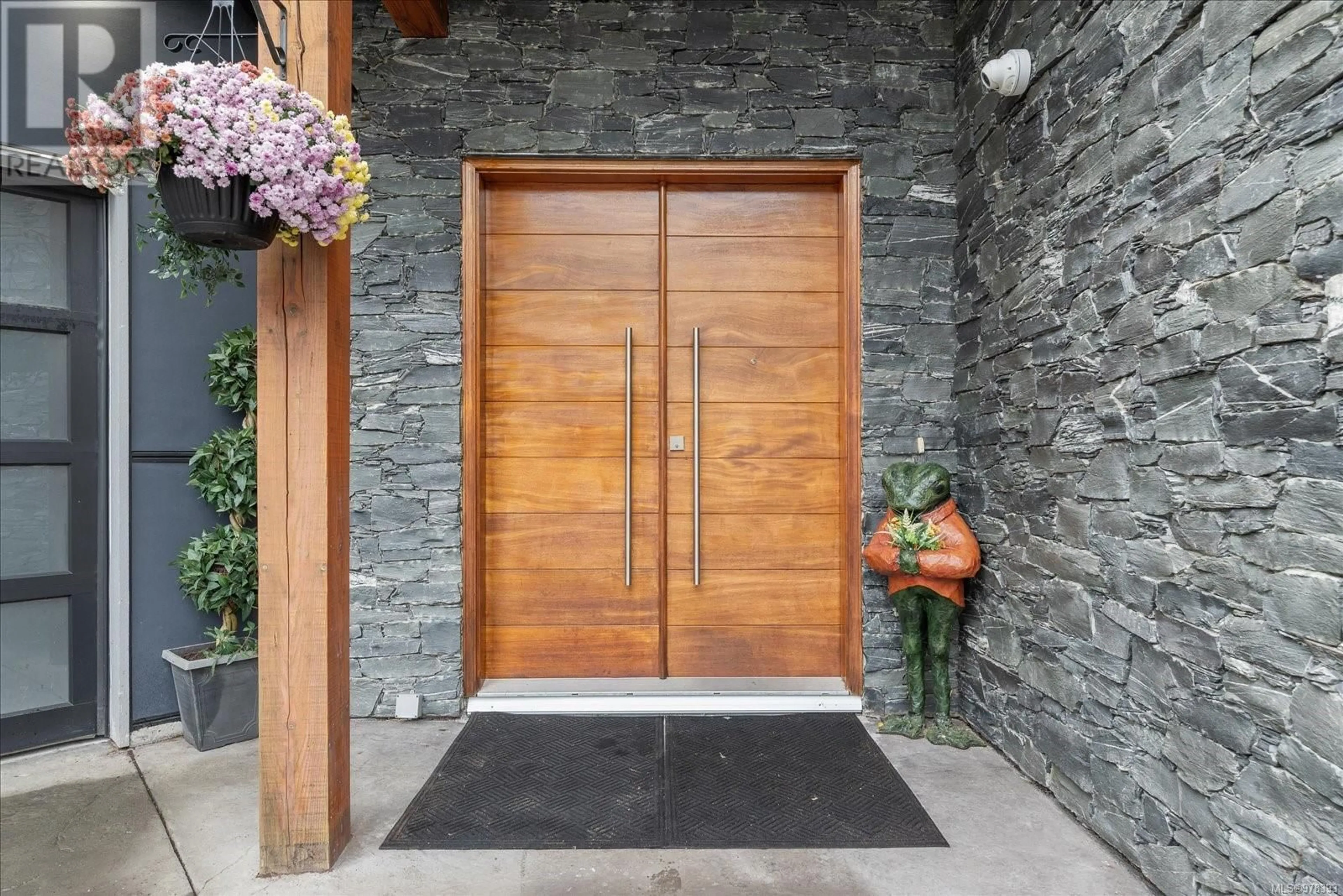 Indoor entryway, wood floors for 4696 Laguna Way, Nanaimo British Columbia V9T0A7