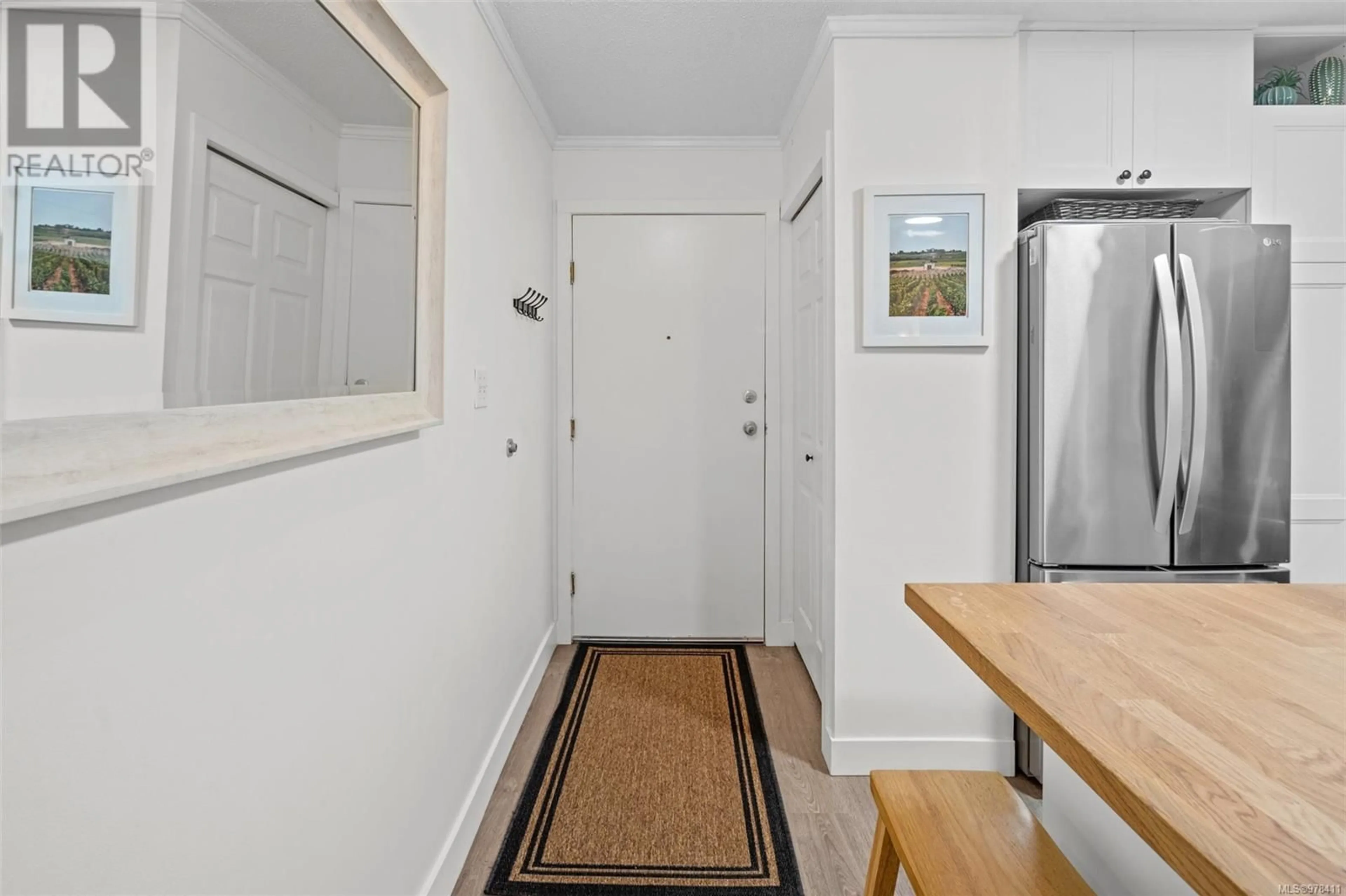 Indoor entryway, wood floors for 103 827 North Park St, Victoria British Columbia V8W1S9