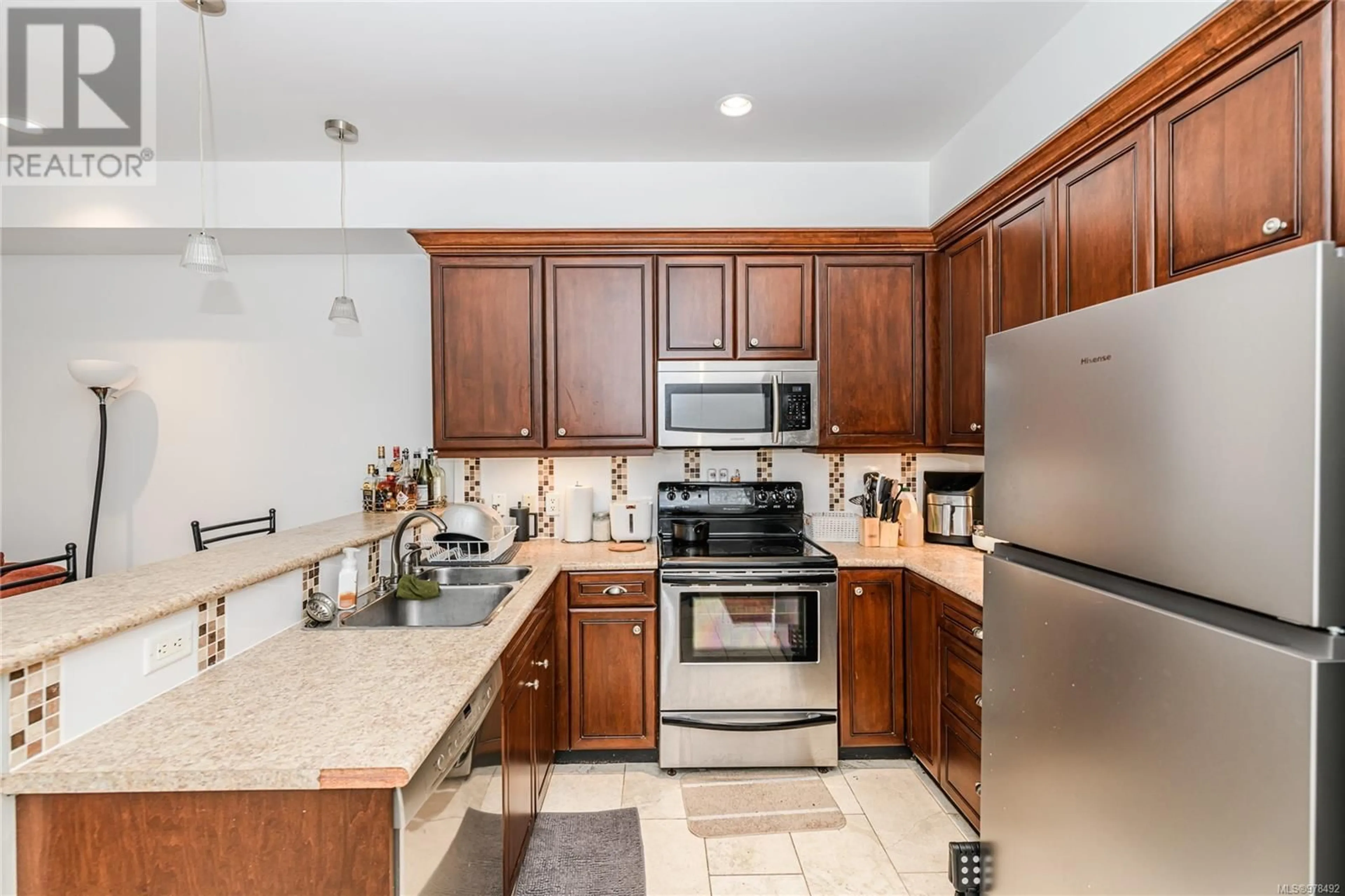 Open concept kitchen for 316 1325 Bear Mountain Pkwy, Langford British Columbia V9B6T8