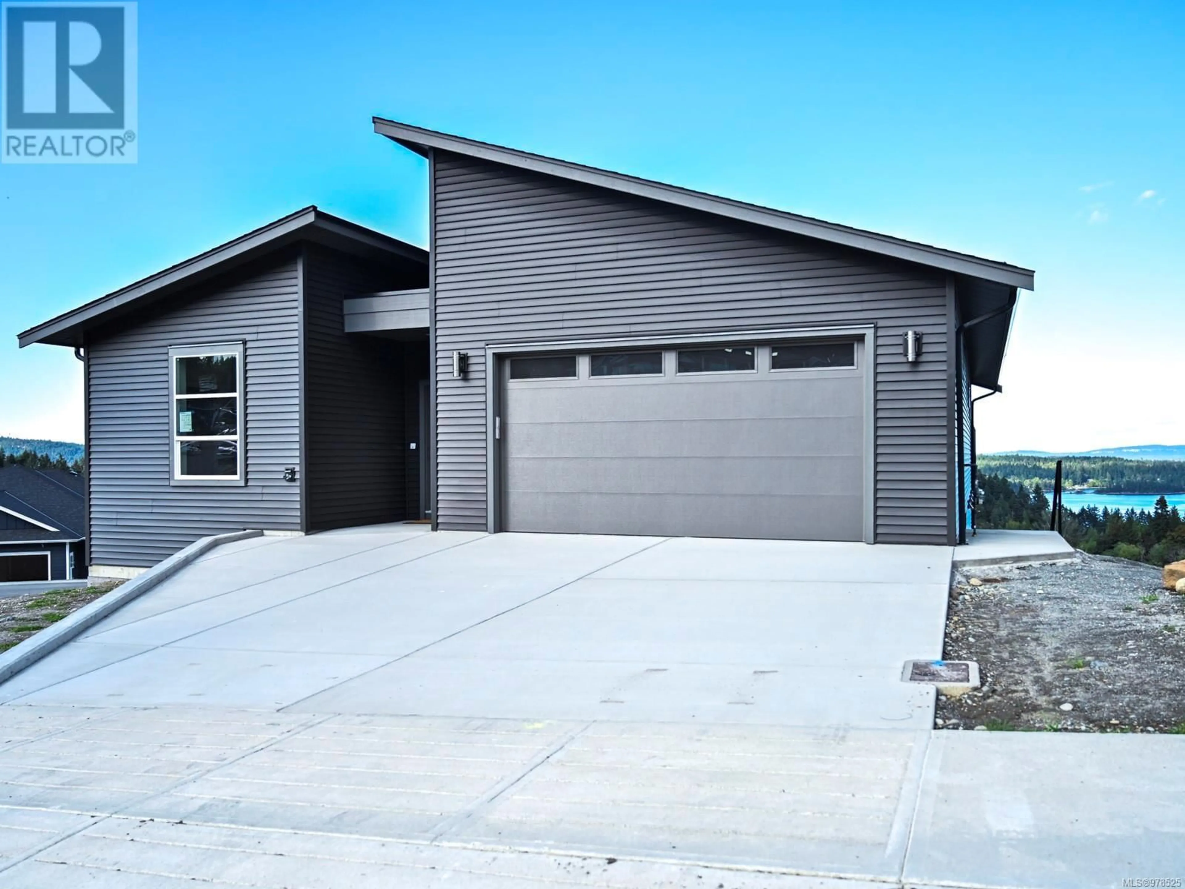 Indoor garage, cement floor for 426 Colonia Dr S, Ladysmith British Columbia V9G0B8