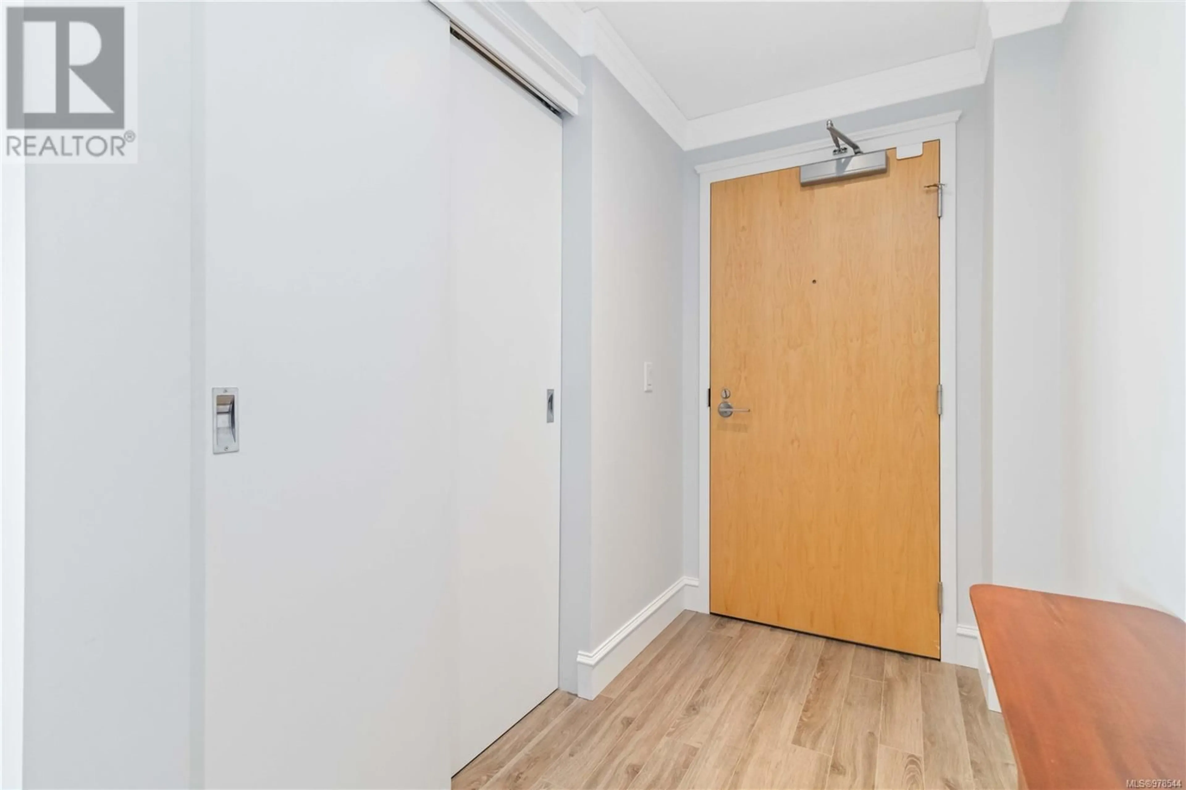 Indoor entryway, wood floors for 809 838 Broughton St, Victoria British Columbia V8W1E4