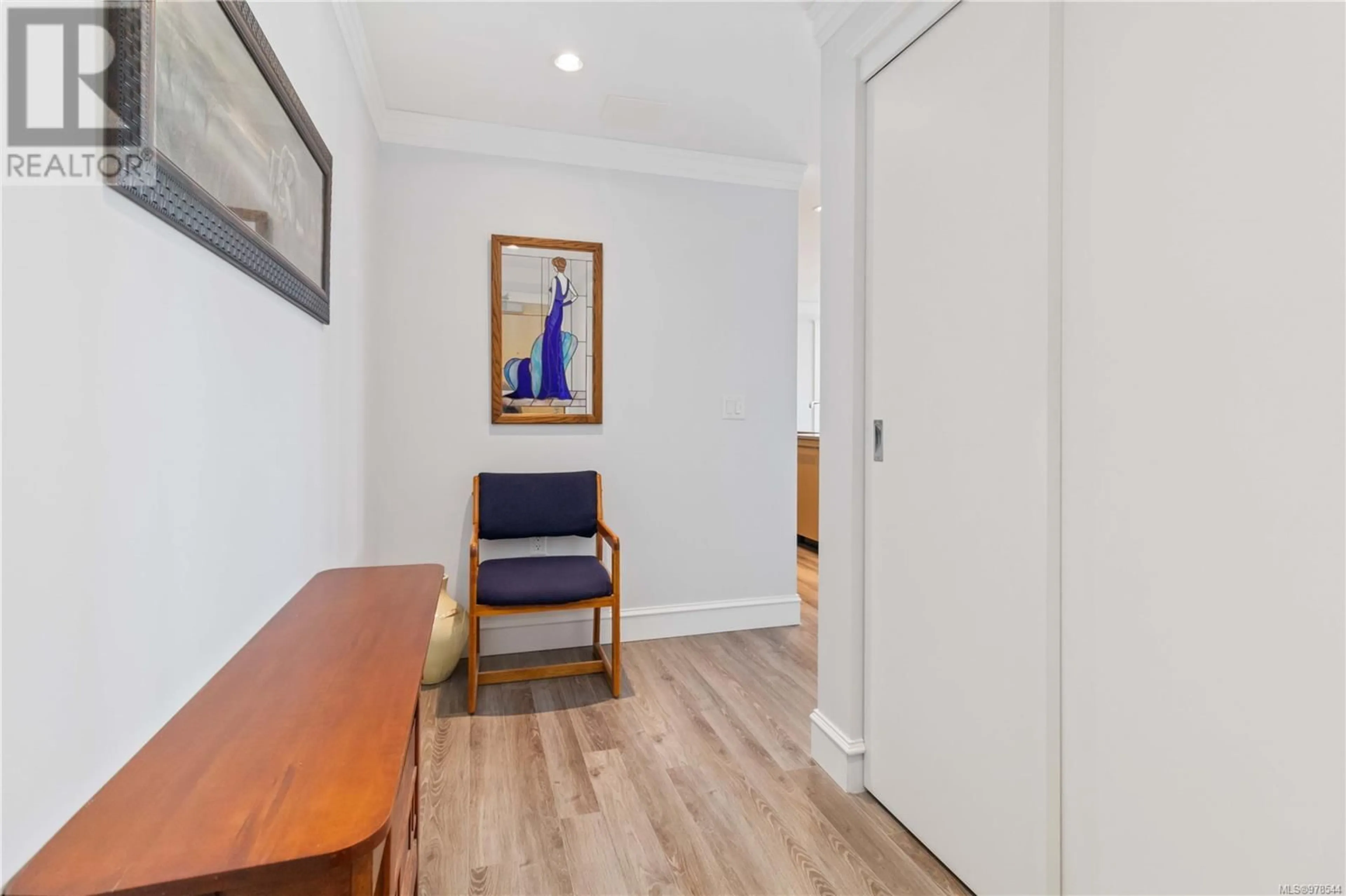 Indoor entryway, wood floors for 809 838 Broughton St, Victoria British Columbia V8W1E4