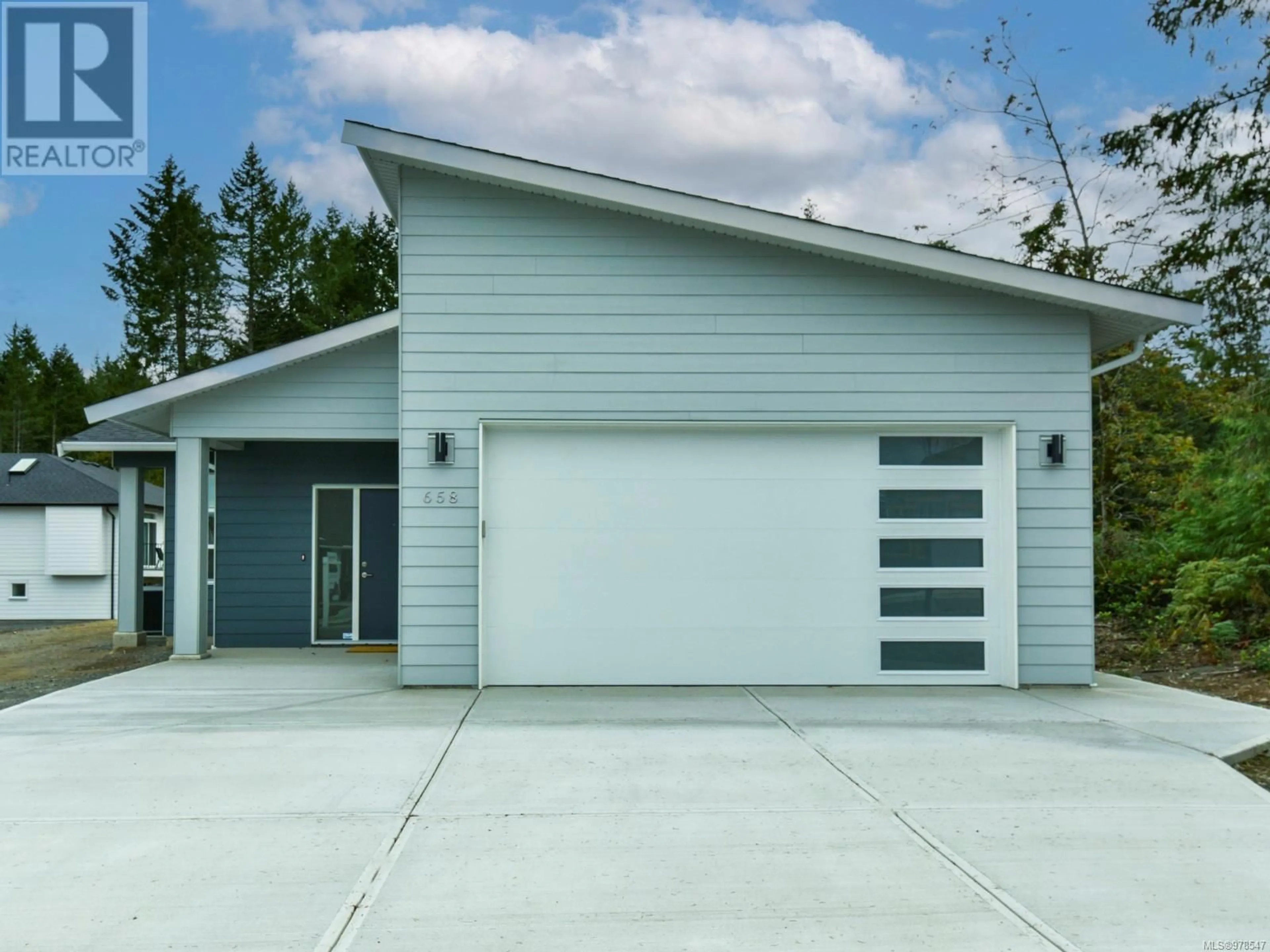 Indoor garage, cement floor for 658 Sanderson Rd, Ladysmith British Columbia V9G0A7