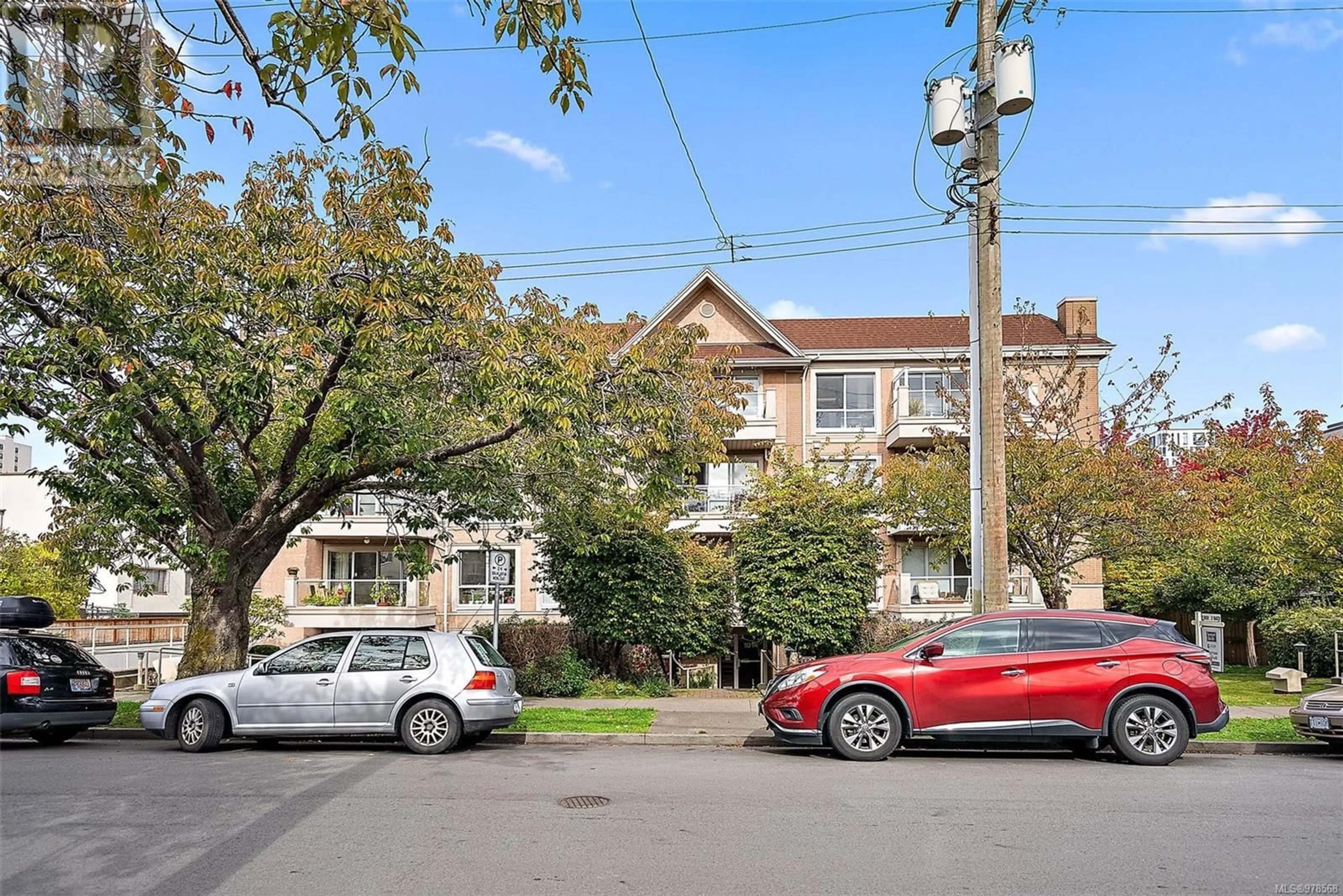 A pic from exterior of the house or condo, the street view for 406 1014 Rockland Ave, Victoria British Columbia V8V3H6