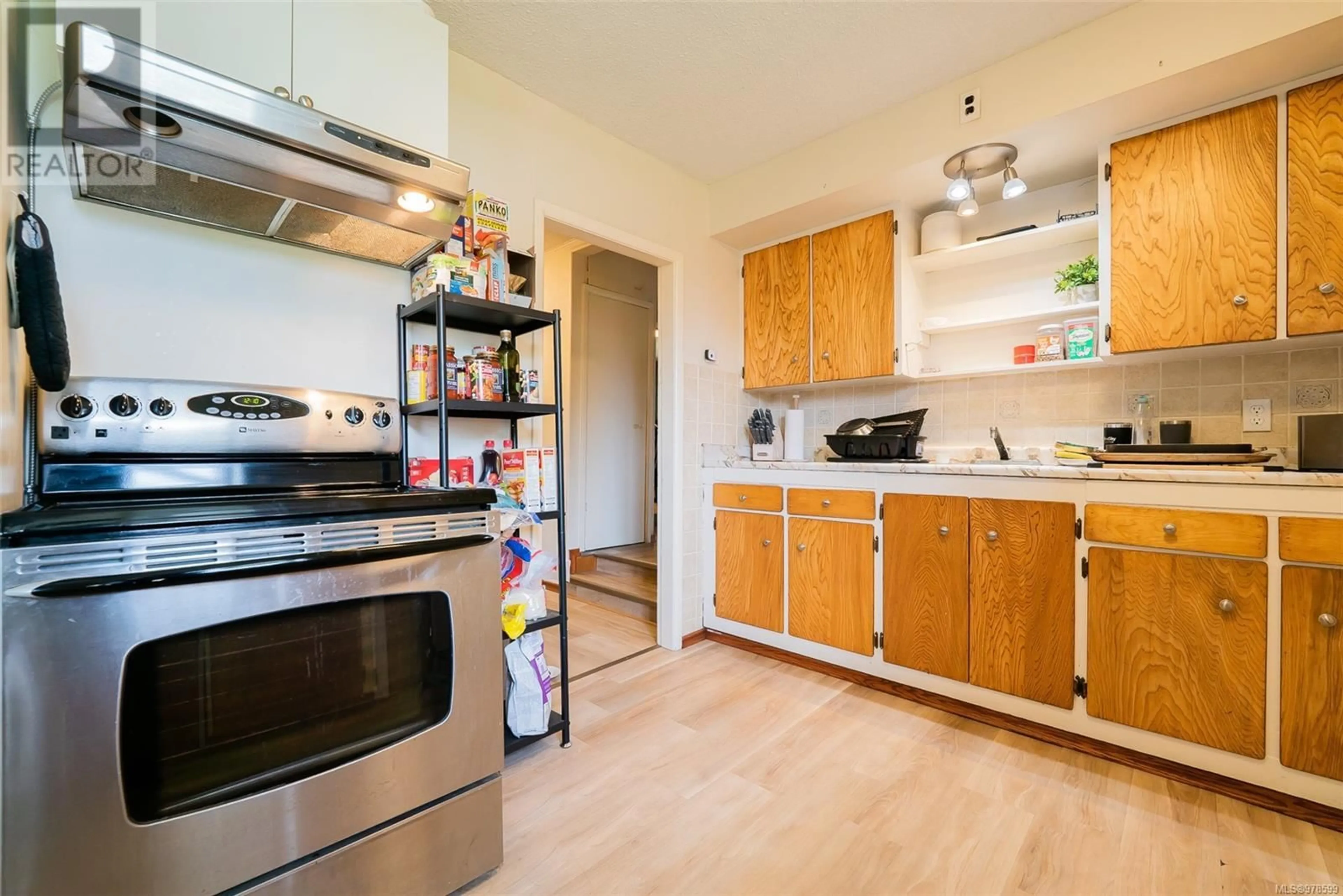 Standard kitchen, wood floors, cottage for 934 Townsite Rd, Nanaimo British Columbia V9S1M1