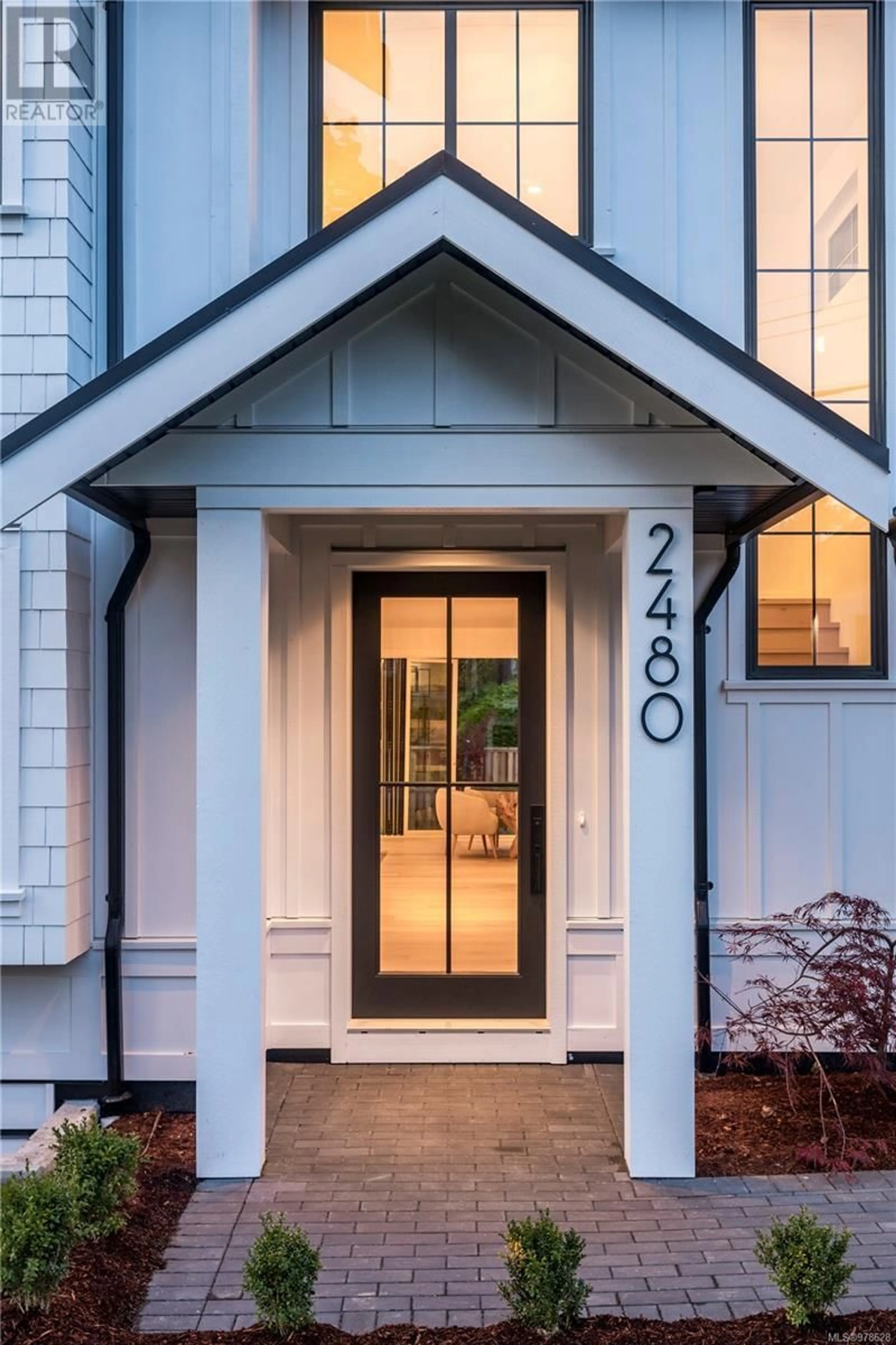 Indoor entryway, wood floors for 2480 Plumer St, Oak Bay British Columbia V8S5H1