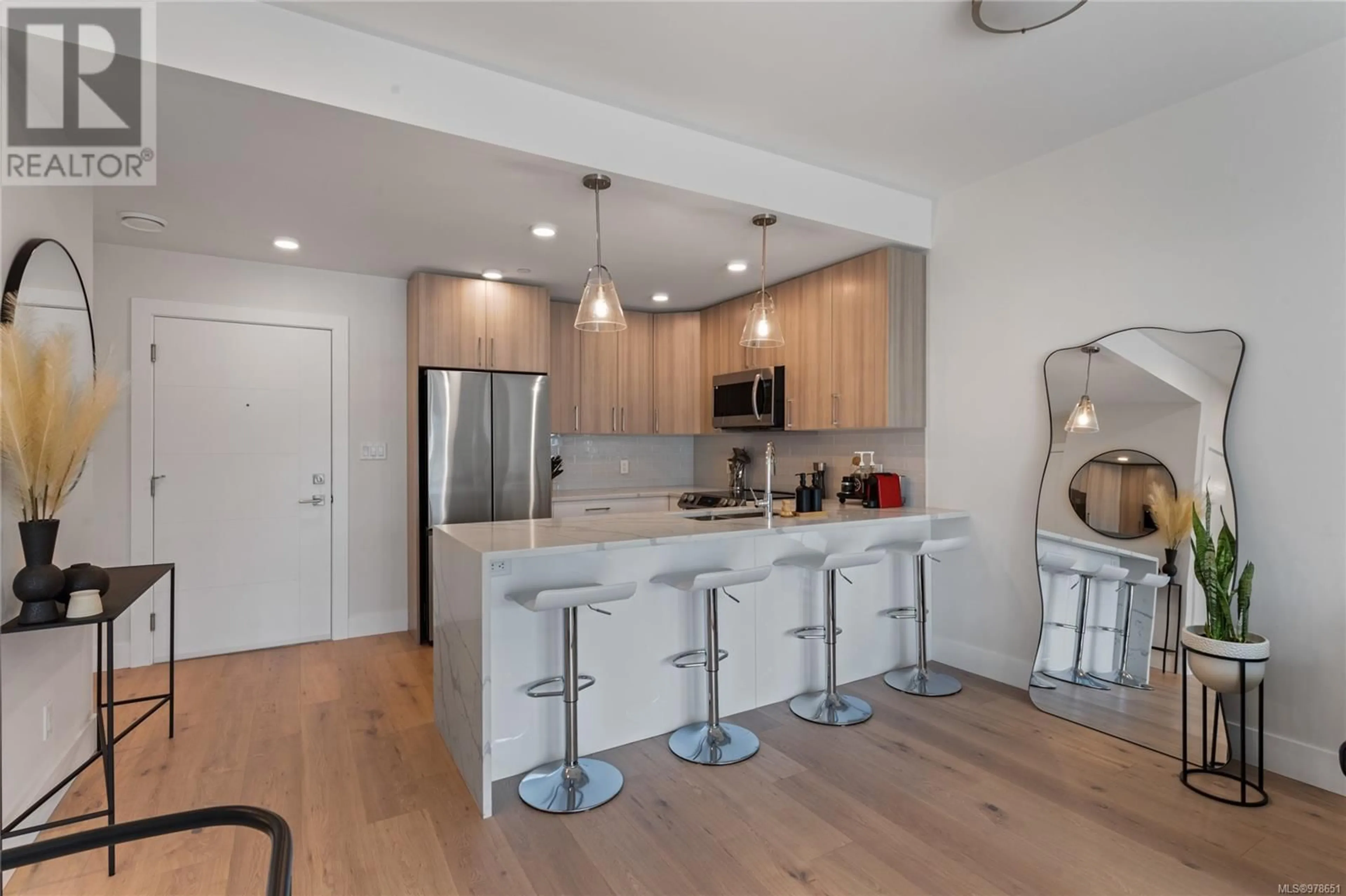 Open concept kitchen for 406 7098 Wallace Dr, Central Saanich British Columbia V8M1E9