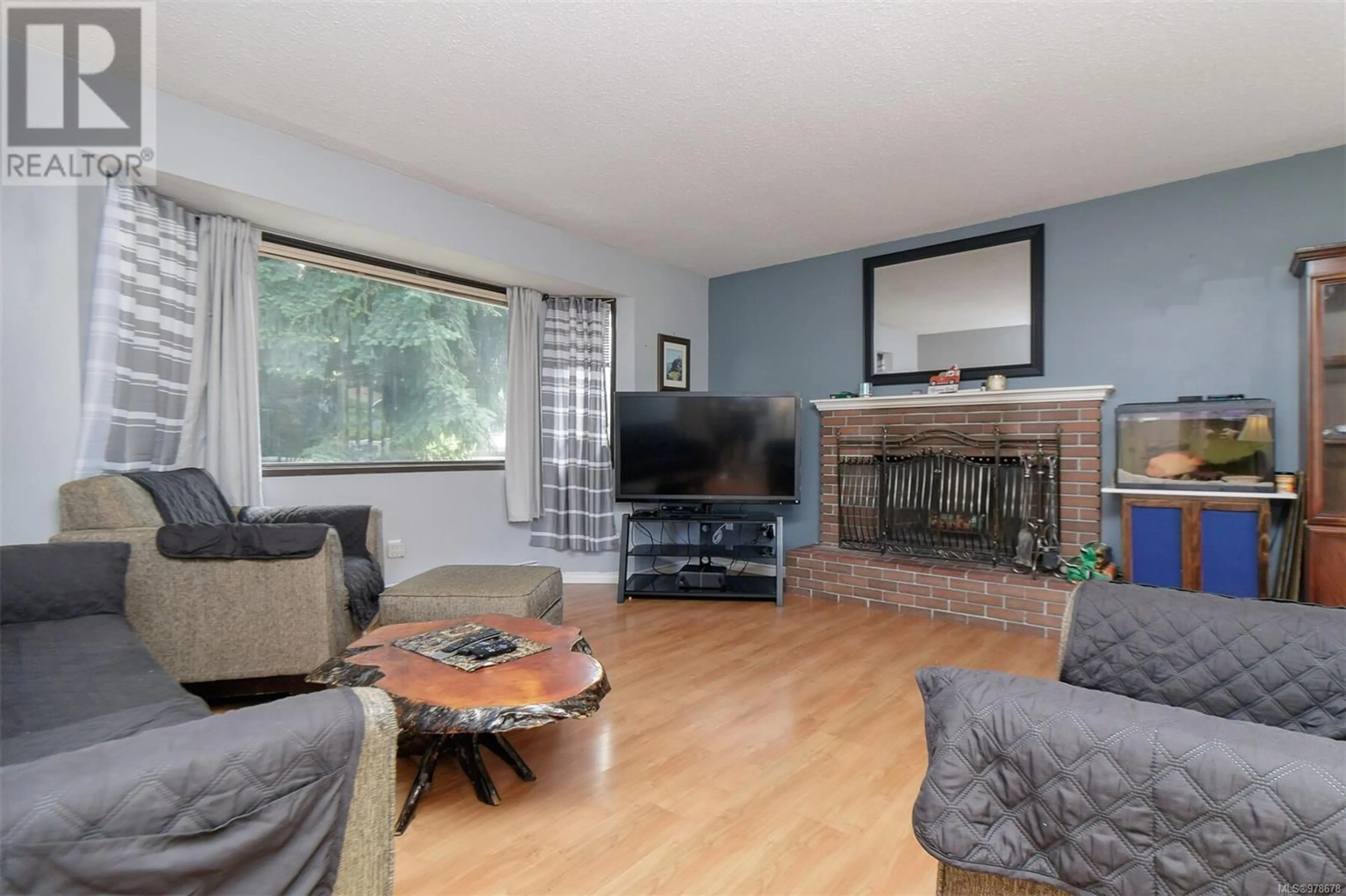 Living room with furniture, wood/laminate floor for 620 Treanor Ave, Langford British Columbia V9B5B9