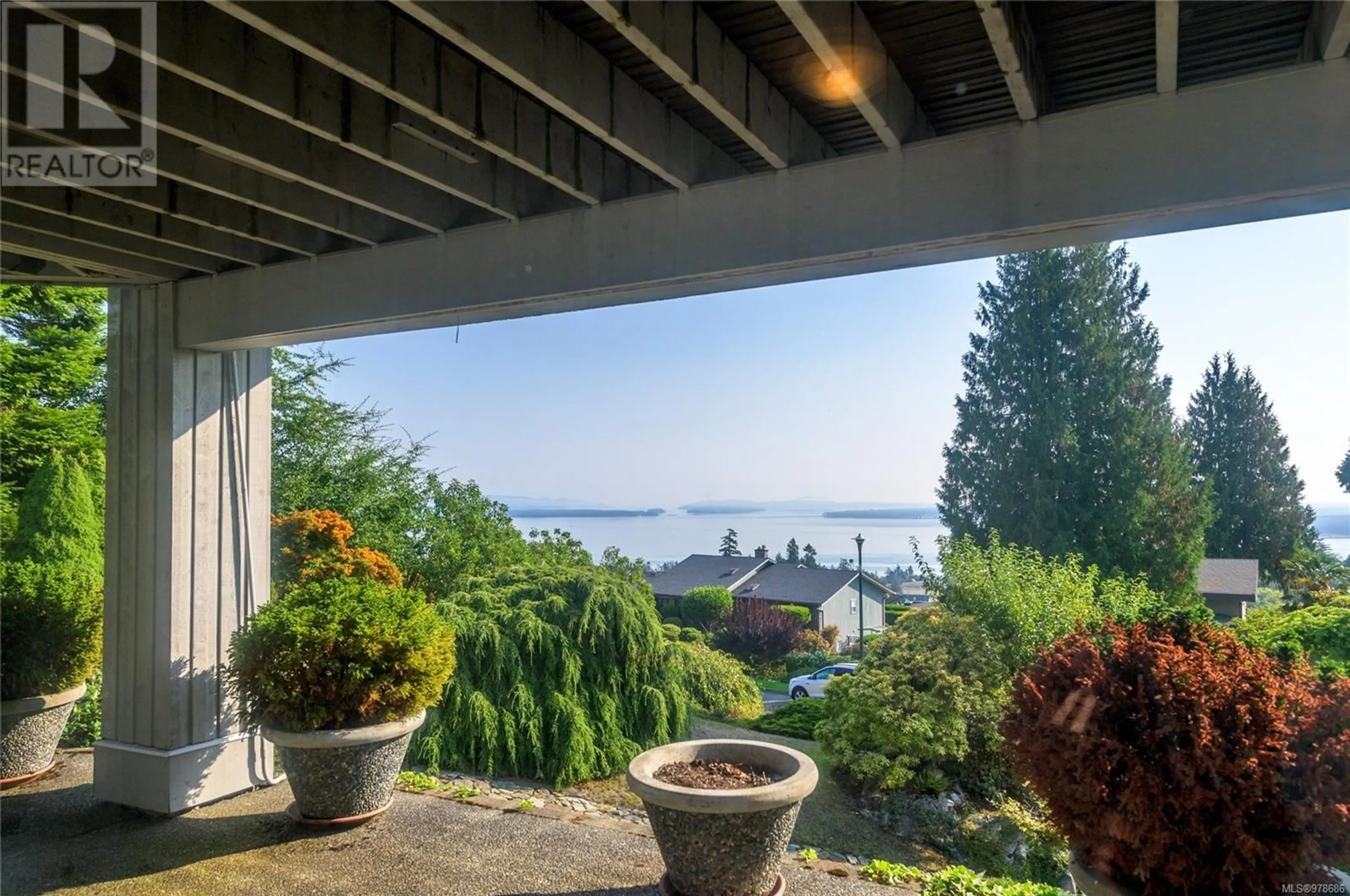 Patio, cottage for 8742 Pender Park Dr, North Saanich British Columbia V8L3Z5