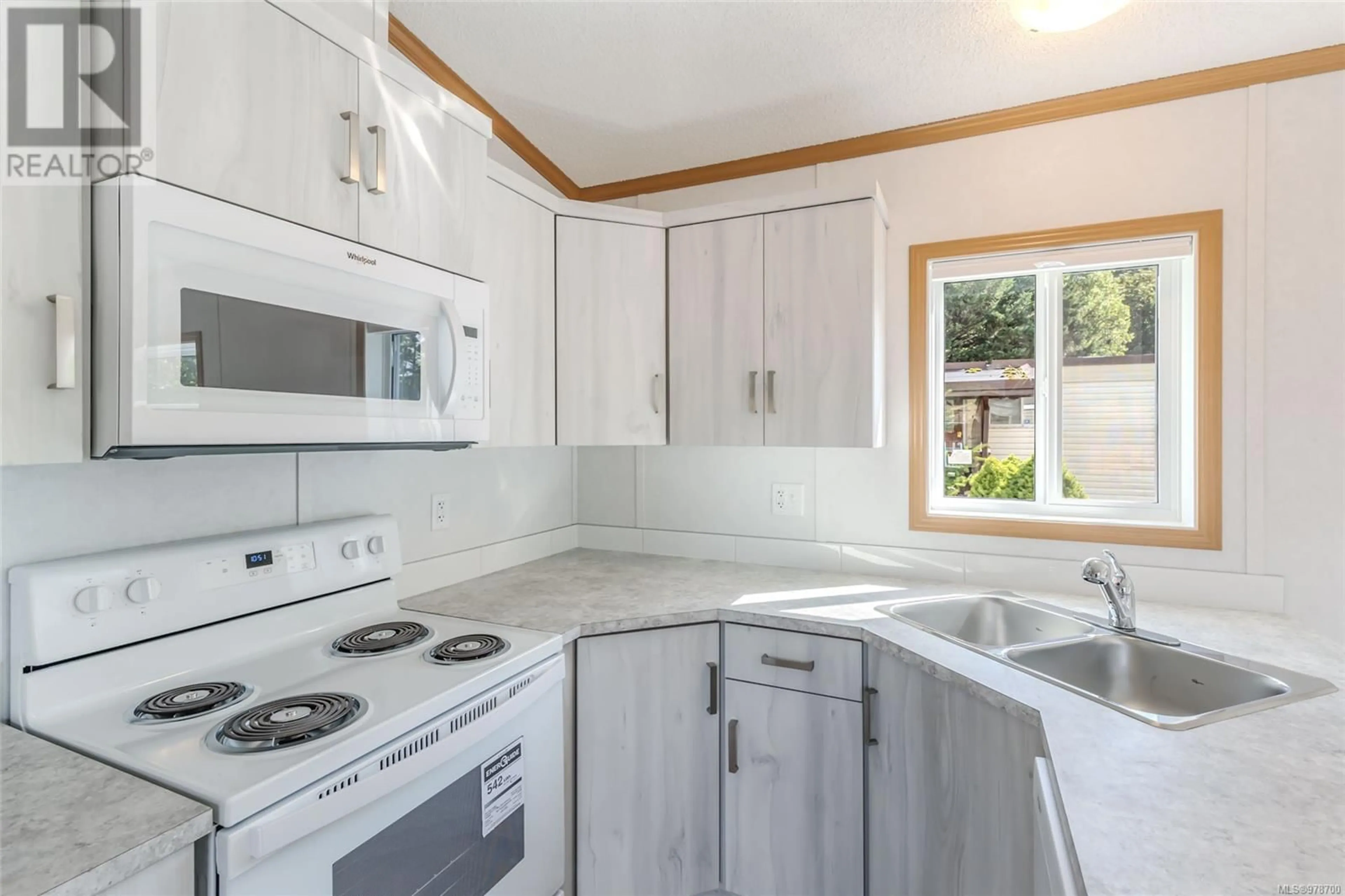 Standard kitchen, wood floors, cottage for 37 Honey Dr, Nanaimo British Columbia V9R5N1