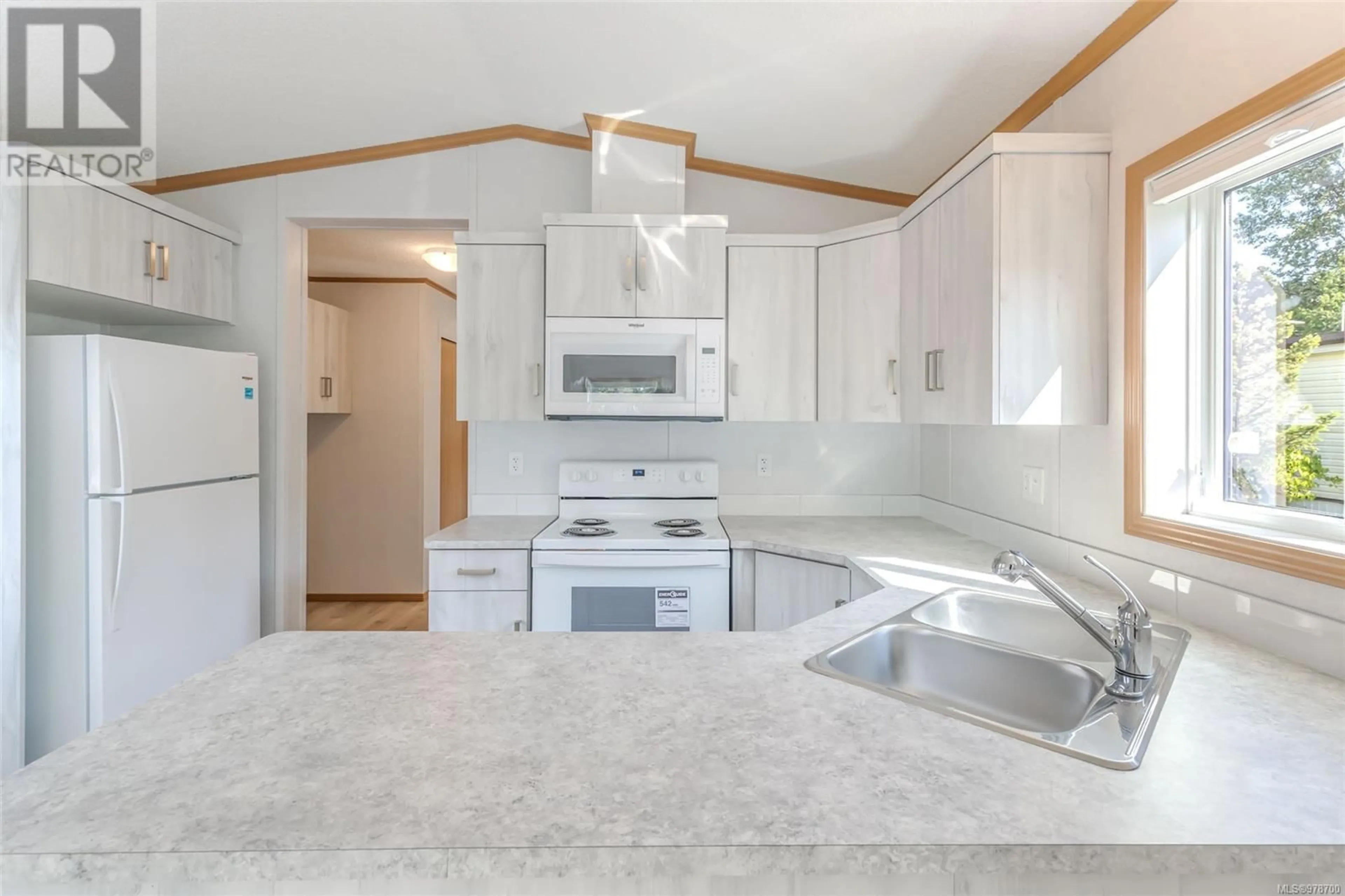 Open concept kitchen for 37 Honey Dr, Nanaimo British Columbia V9R5N1