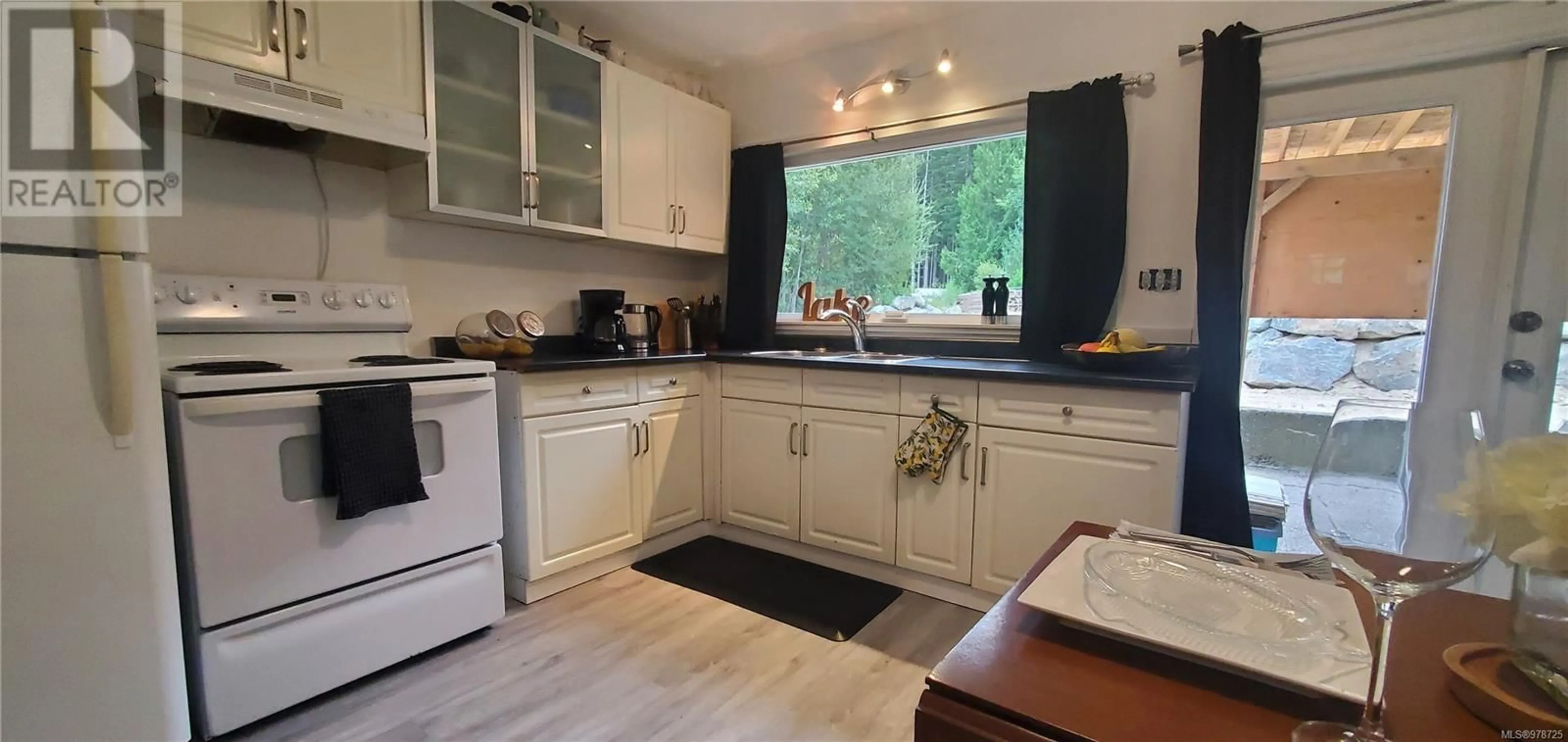 Kitchen, wood floors, cottage for 332 South Shore Rd, Lake Cowichan British Columbia V0R2G0