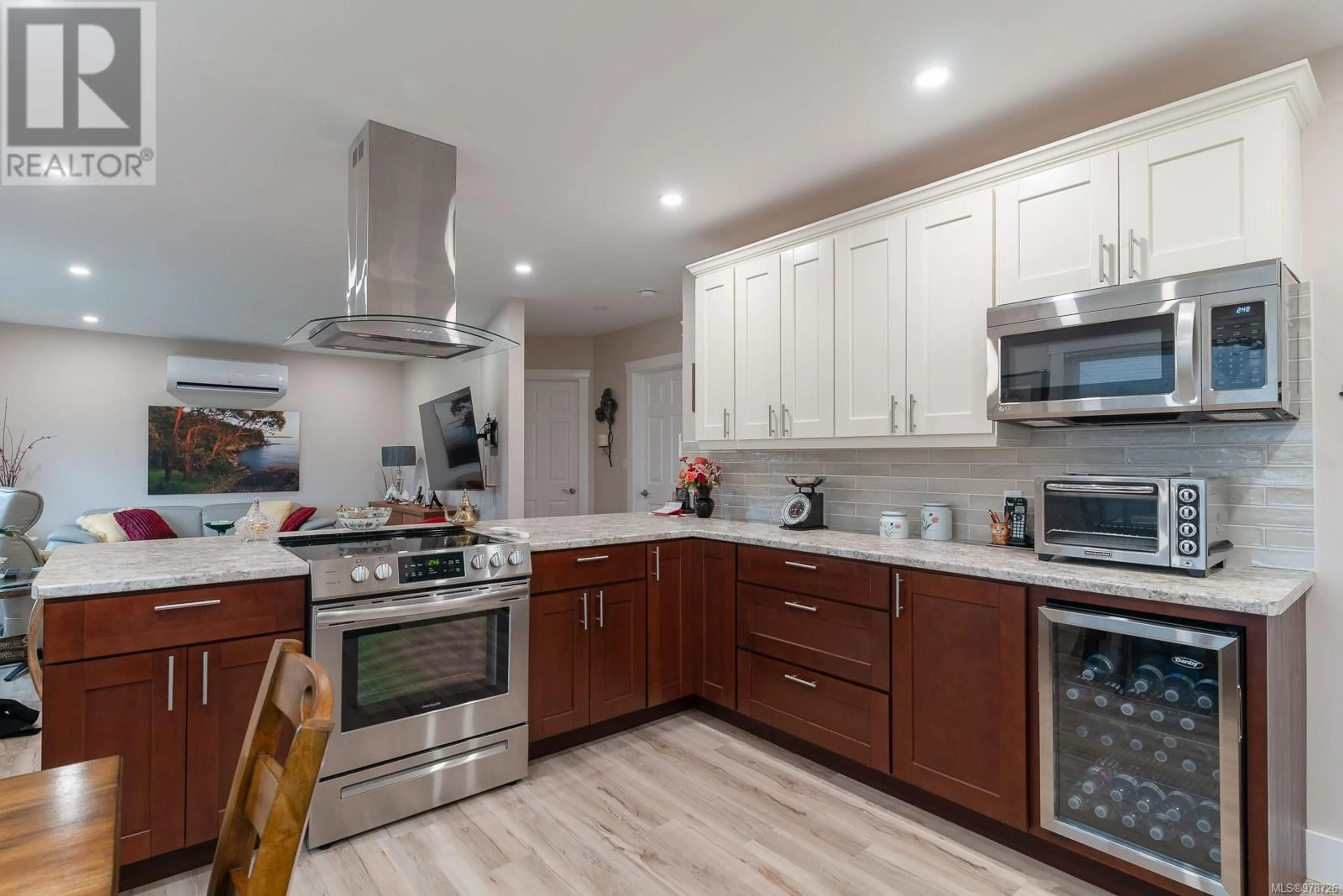 Open concept kitchen for 3957 Marpole St, Port Alberni British Columbia V9Y6E3