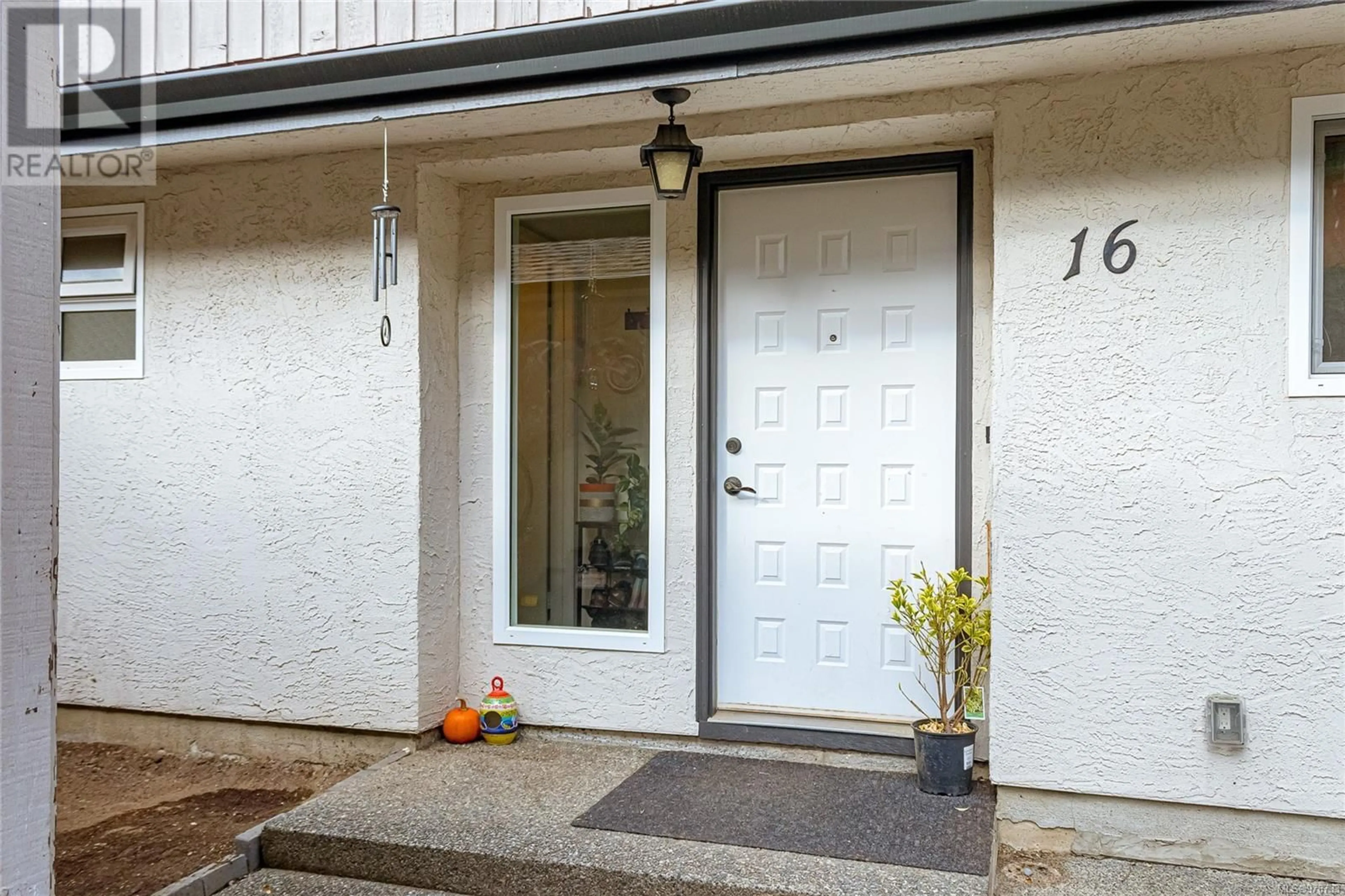 Indoor entryway for 16 1184 Clarke Rd, Central Saanich British Columbia V8M1K3