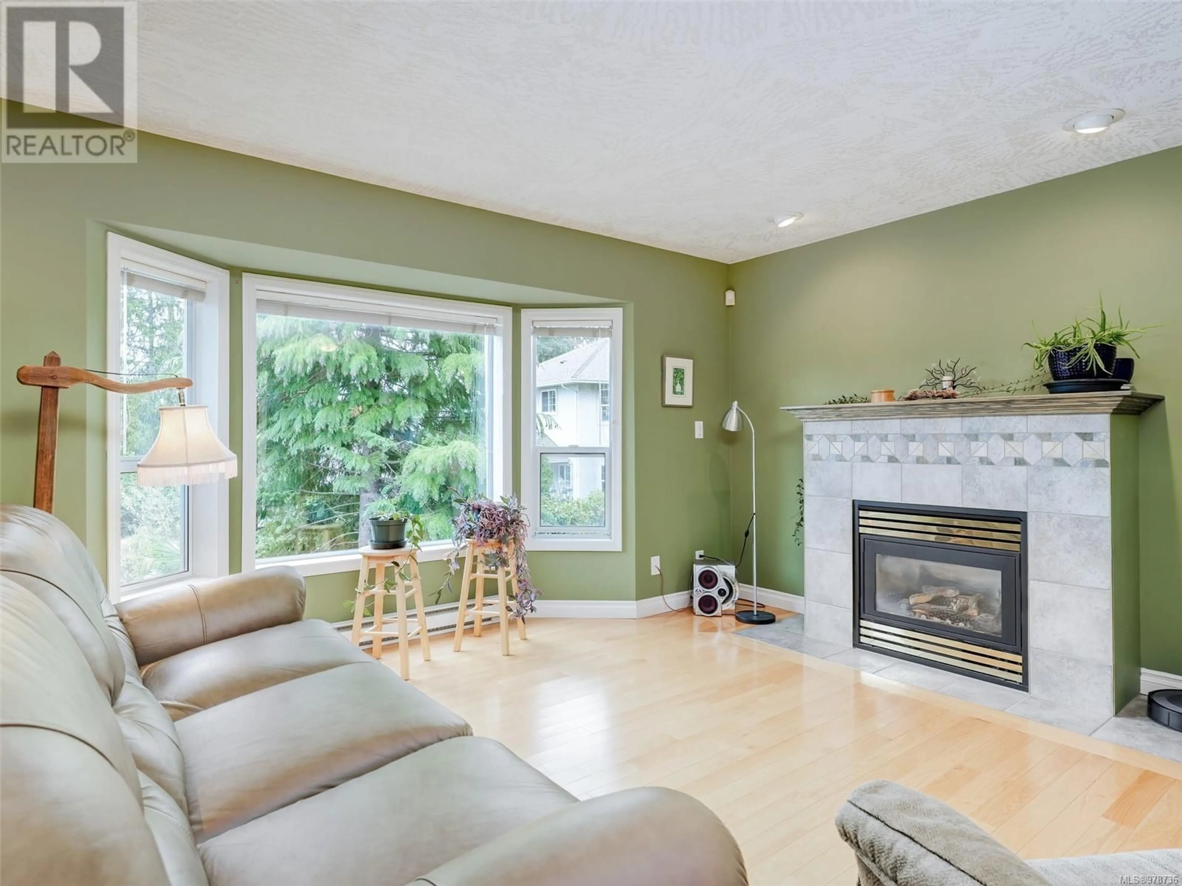 Living room, wood floors for 1175 Gait Lane, Saanich British Columbia V8P5T6