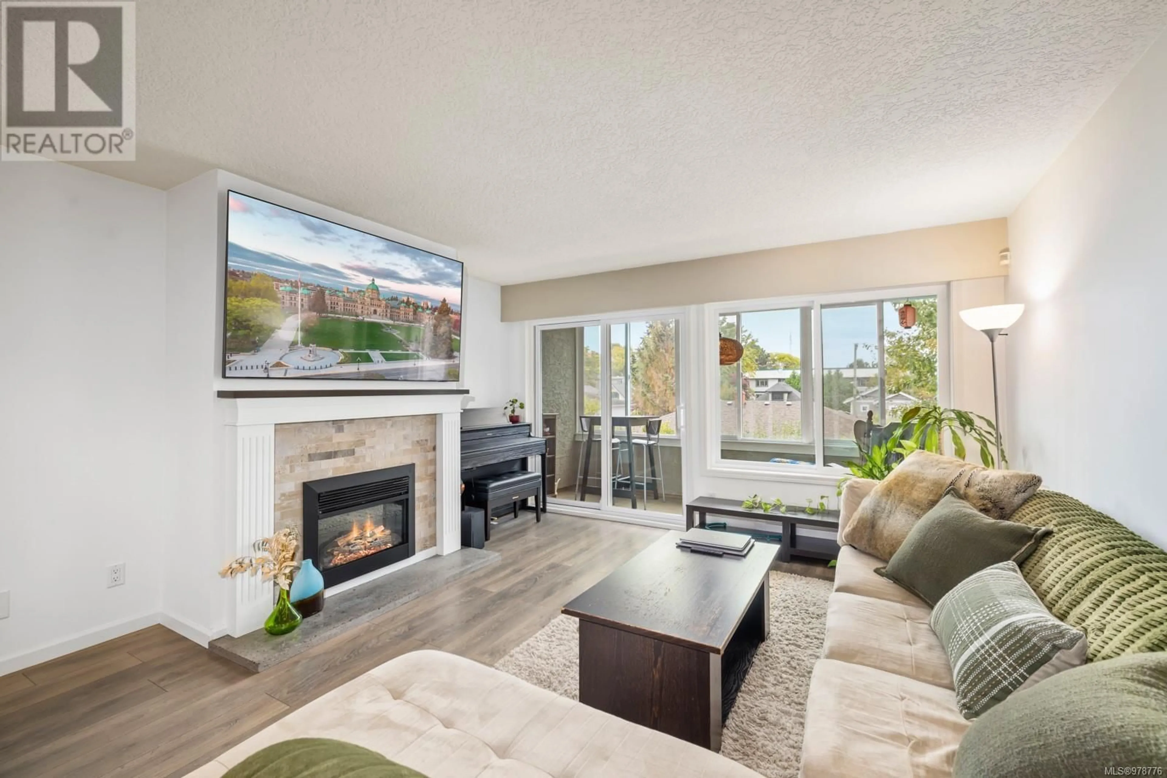 Living room, wood floors for 1 1249 Pandora Ave, Victoria British Columbia V8V3R3