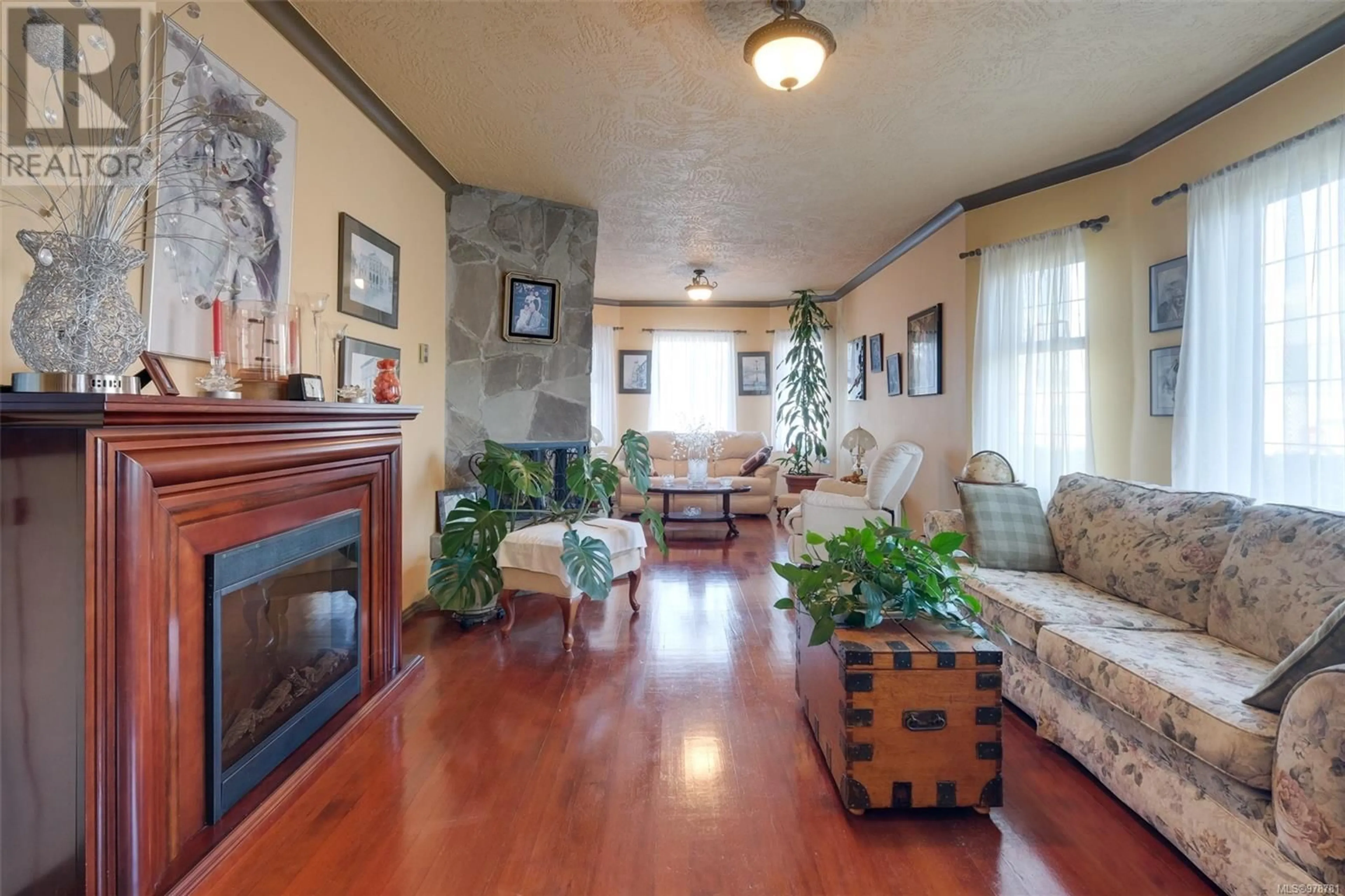 Living room, wood floors for 1809 Chambers St, Victoria British Columbia V8T2K2