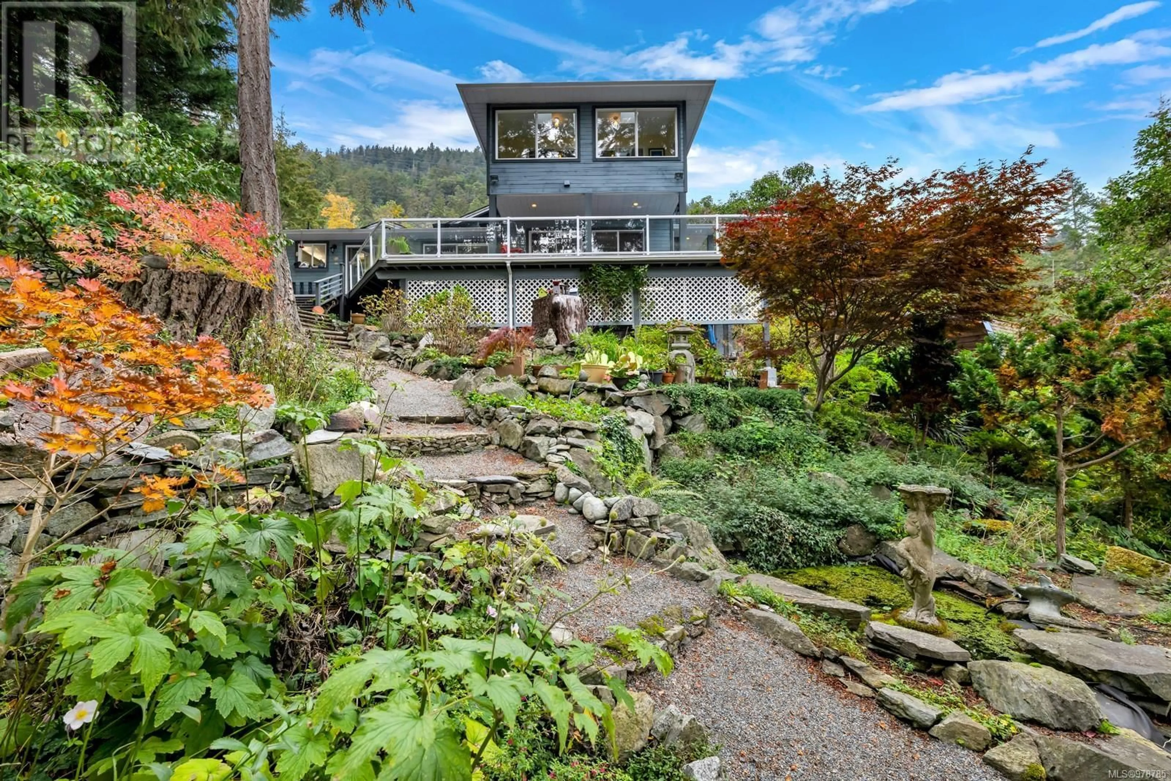 A pic from exterior of the house or condo, the fenced backyard for 531 Arbutus Ave, Duncan British Columbia V9L5X6