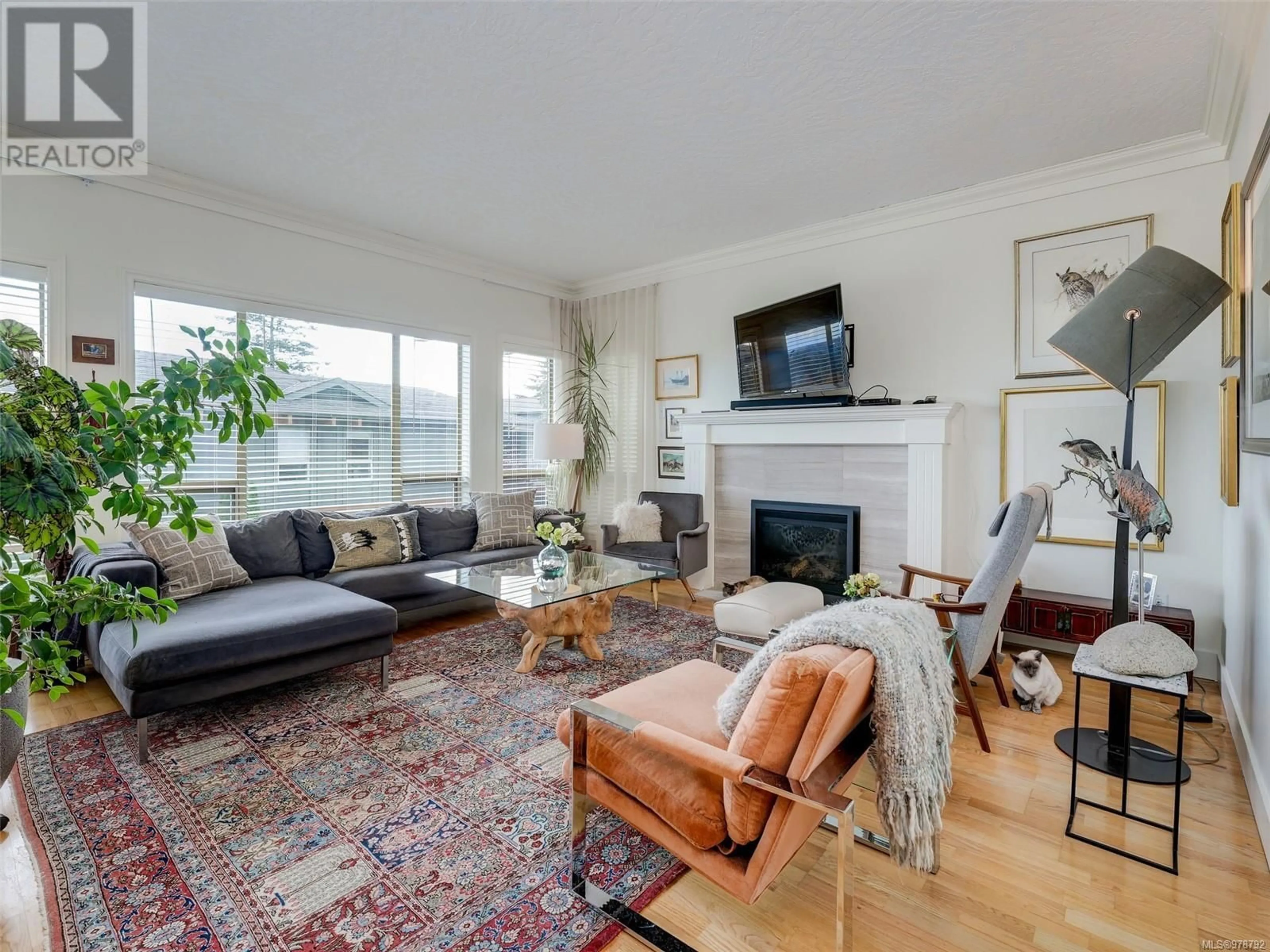 Living room, wood floors for 16 4305 Maltwood Lane, Saanich British Columbia V8X5G9