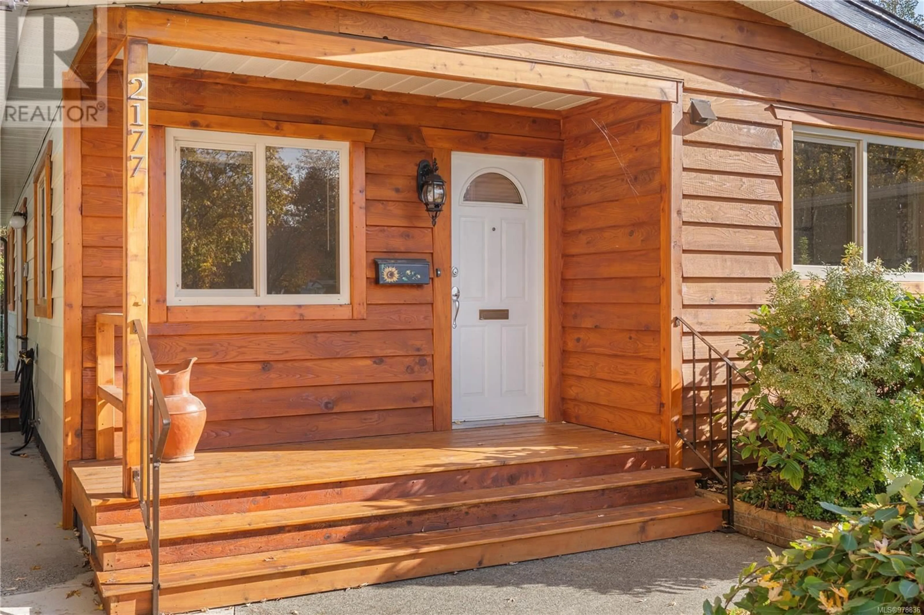 Indoor entryway, wood floors for 2177 Summergate Blvd, Sidney British Columbia V8L4K9