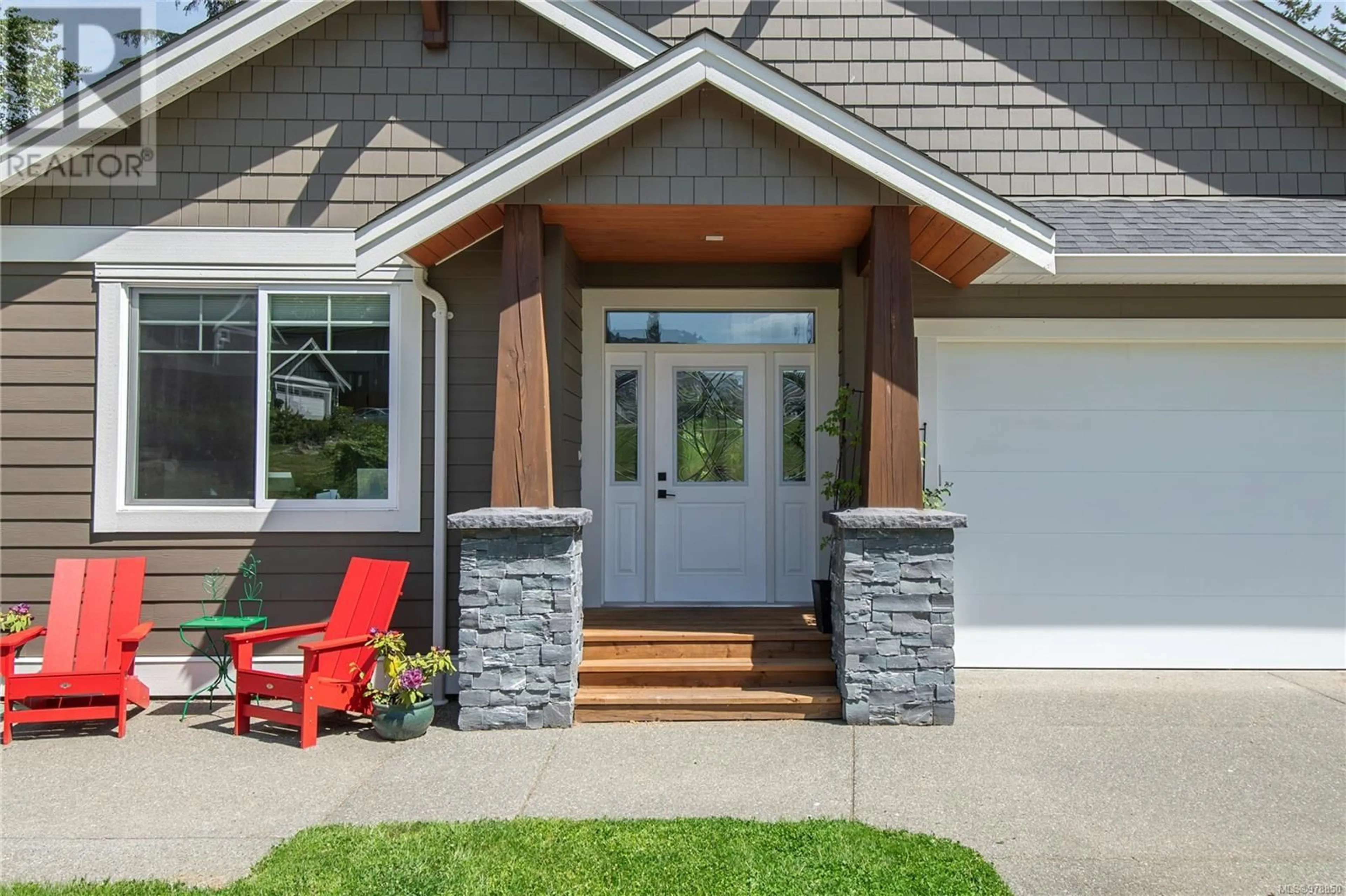 Indoor entryway, wood floors for 13 2880 Arden Rd, Courtenay British Columbia V9N0E9