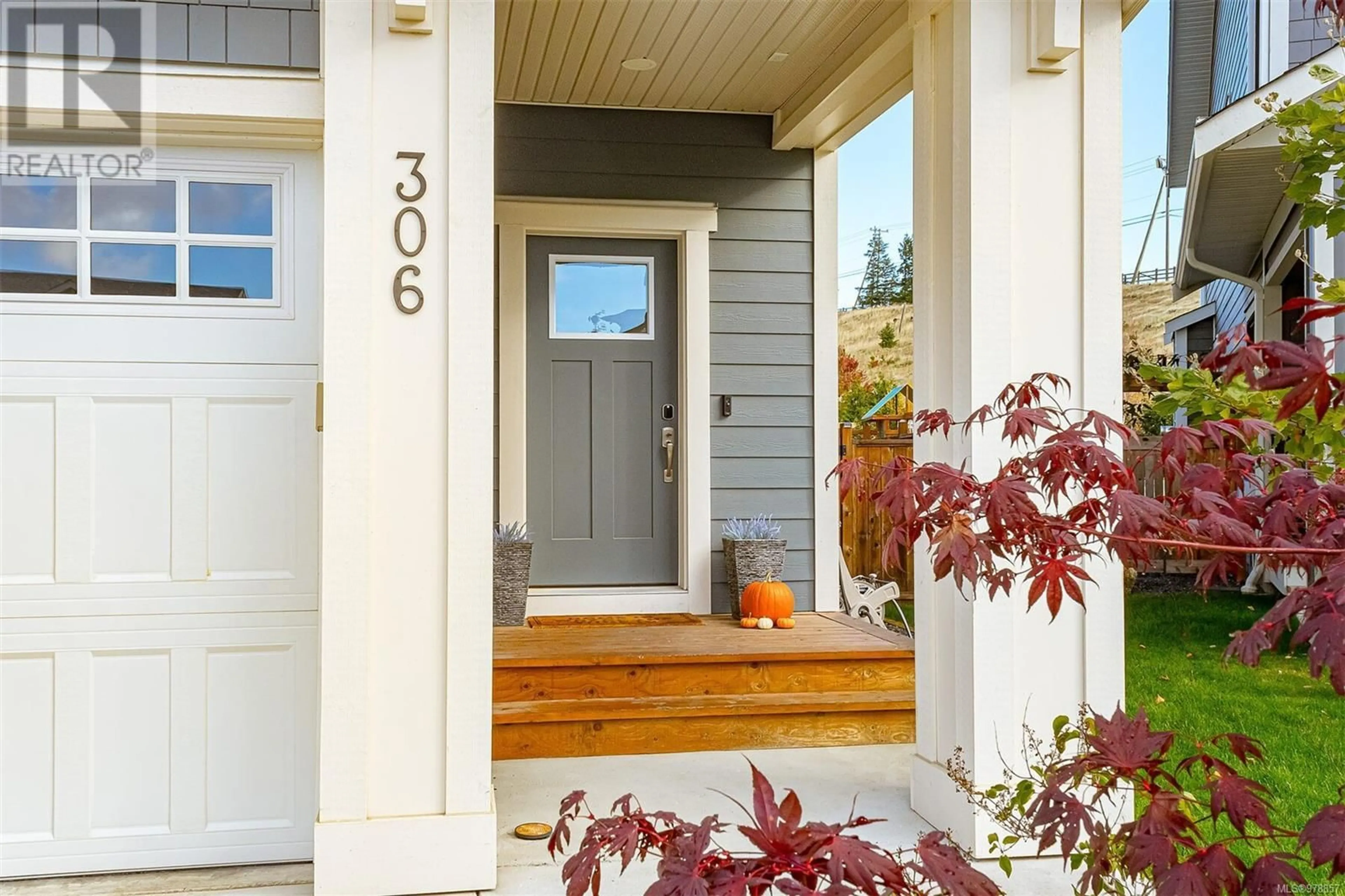 Indoor entryway, wood floors for 306 Whimbrel Pl, Colwood British Columbia V9C2B2