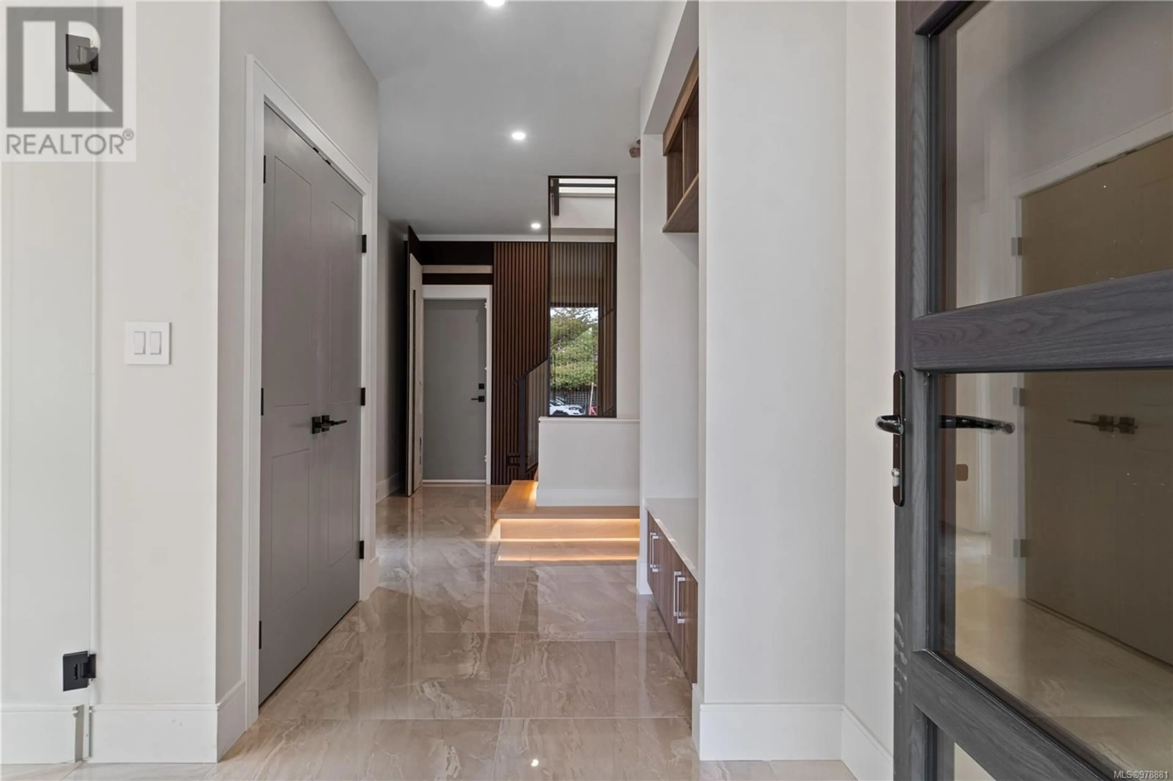 Indoor foyer, wood floors for 1100 Friar Tuck Way, Nanaimo British Columbia V9T1G5