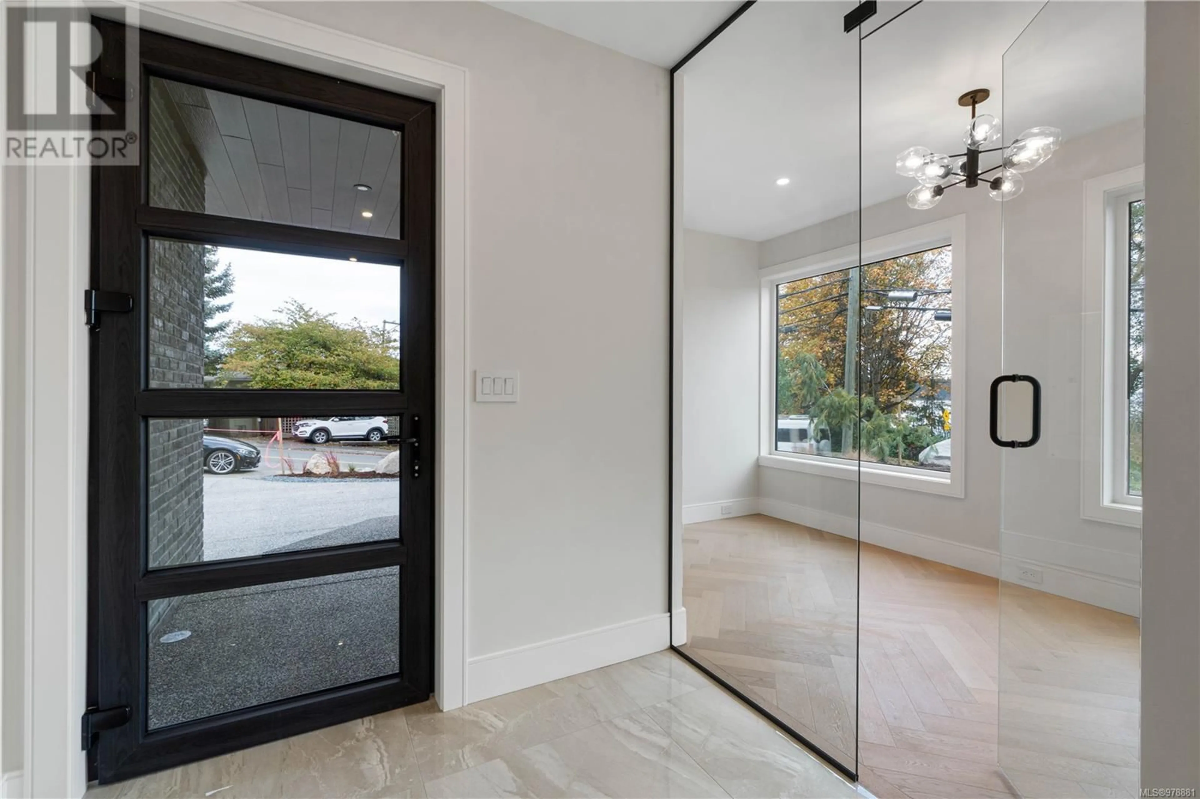 Indoor entryway, wood floors for 1100 Friar Tuck Way, Nanaimo British Columbia V9T1G5