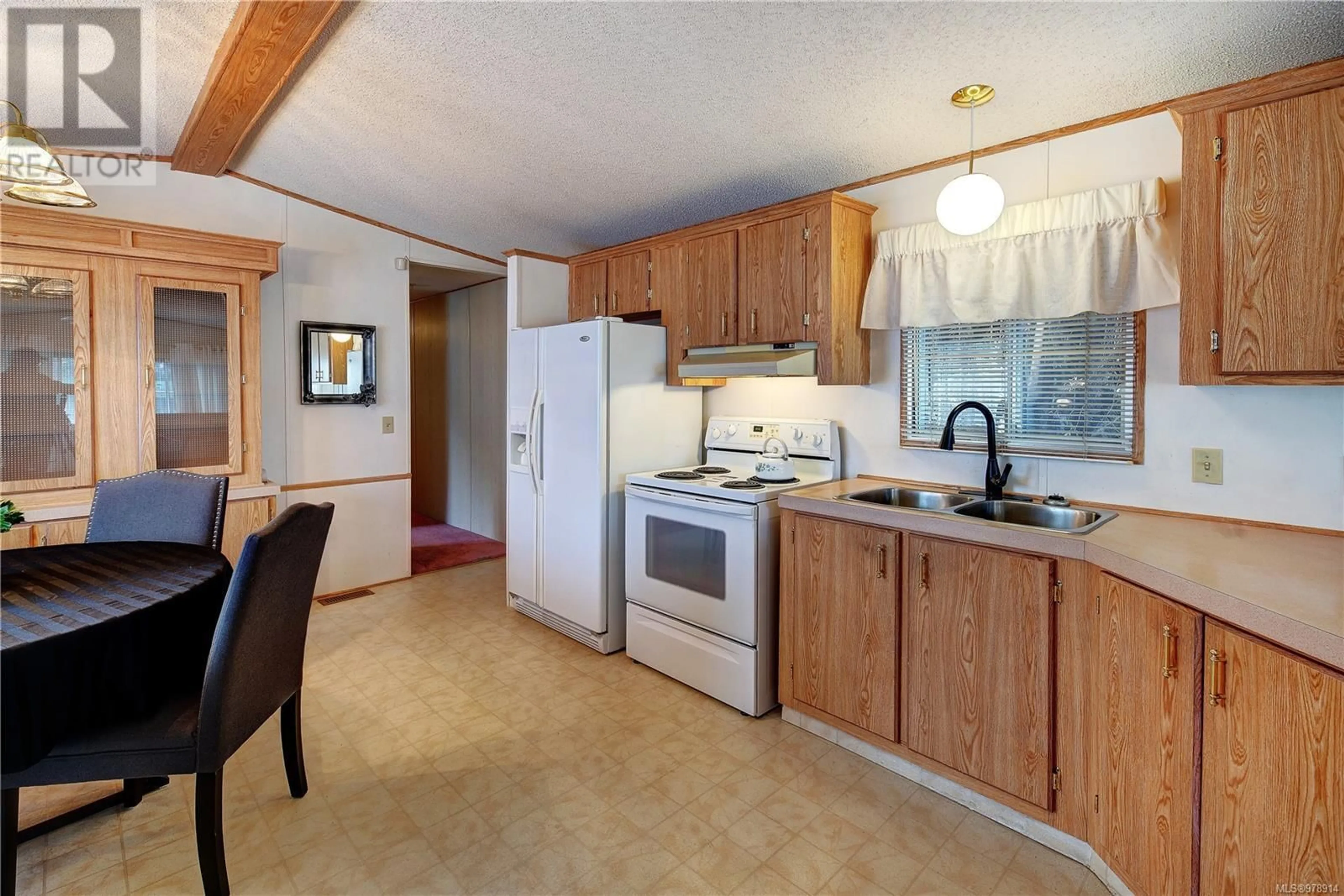 Standard kitchen, wood floors, cottage for 7 6820 Parklands Pl, Lantzville British Columbia V0R2H0