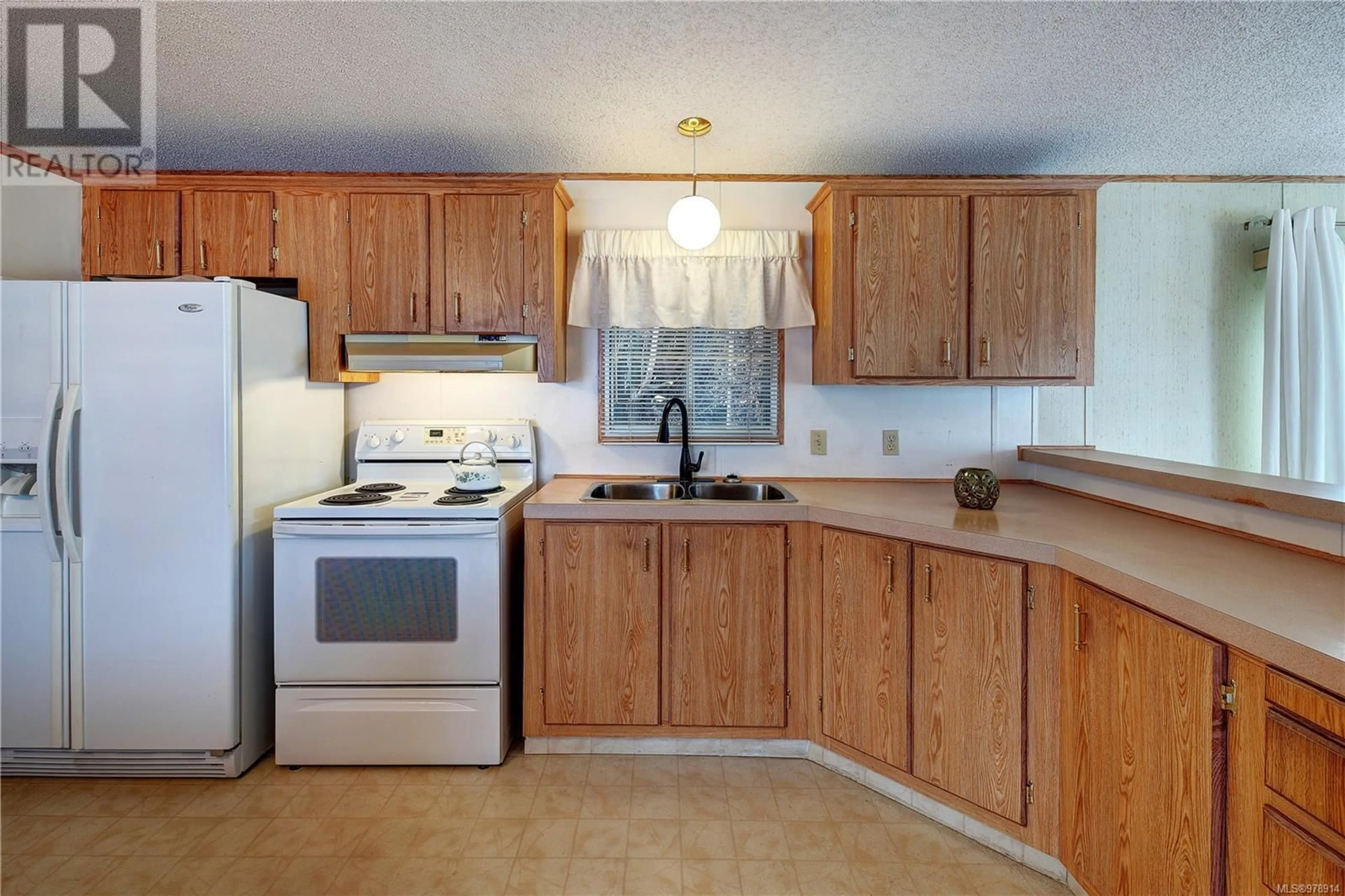 Standard kitchen, wood floors, cottage for 7 6820 Parklands Pl, Lantzville British Columbia V0R2H0