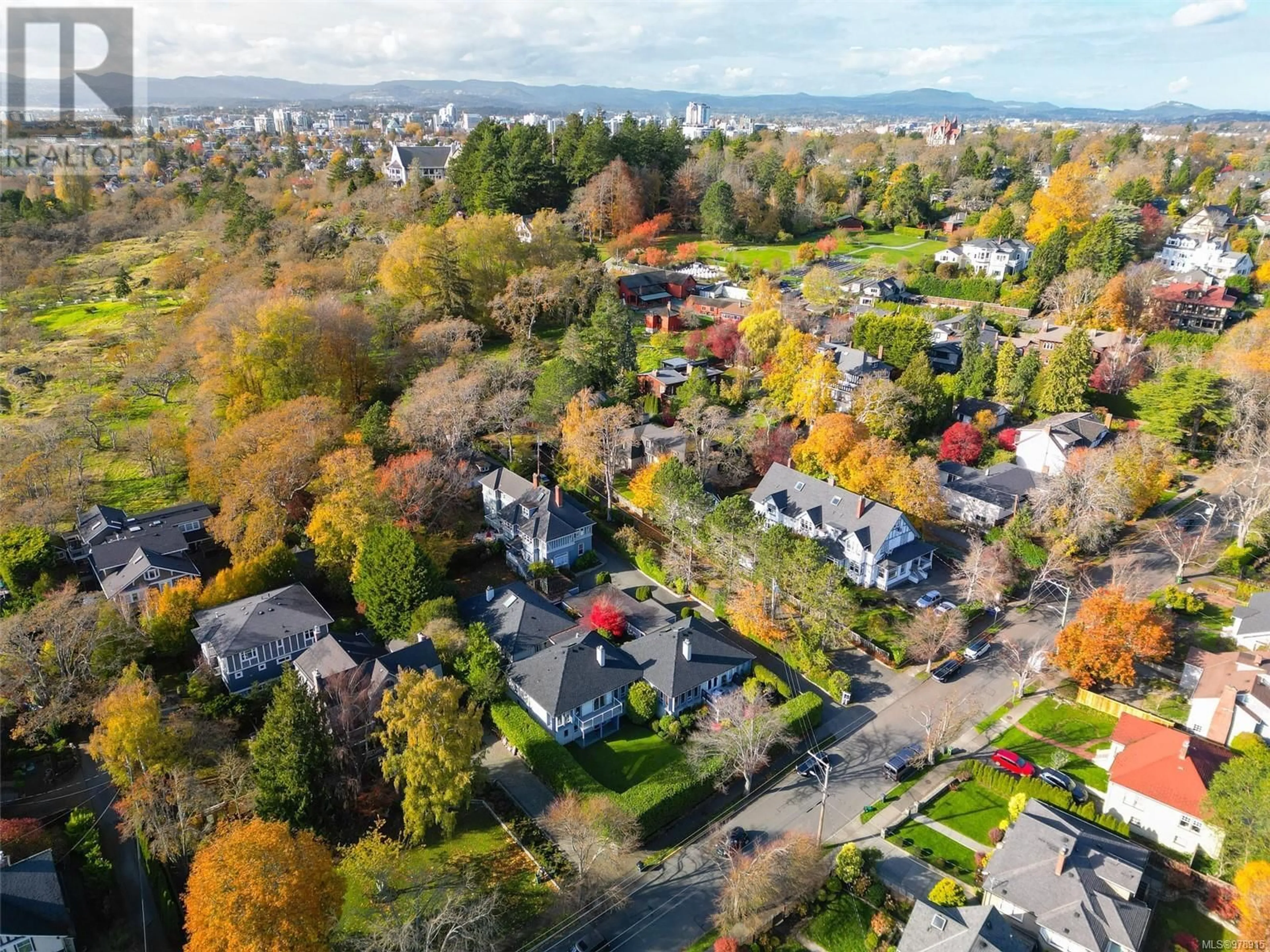 A pic from exterior of the house or condo, the street view for 538 St. Charles St, Victoria British Columbia V8X3N7