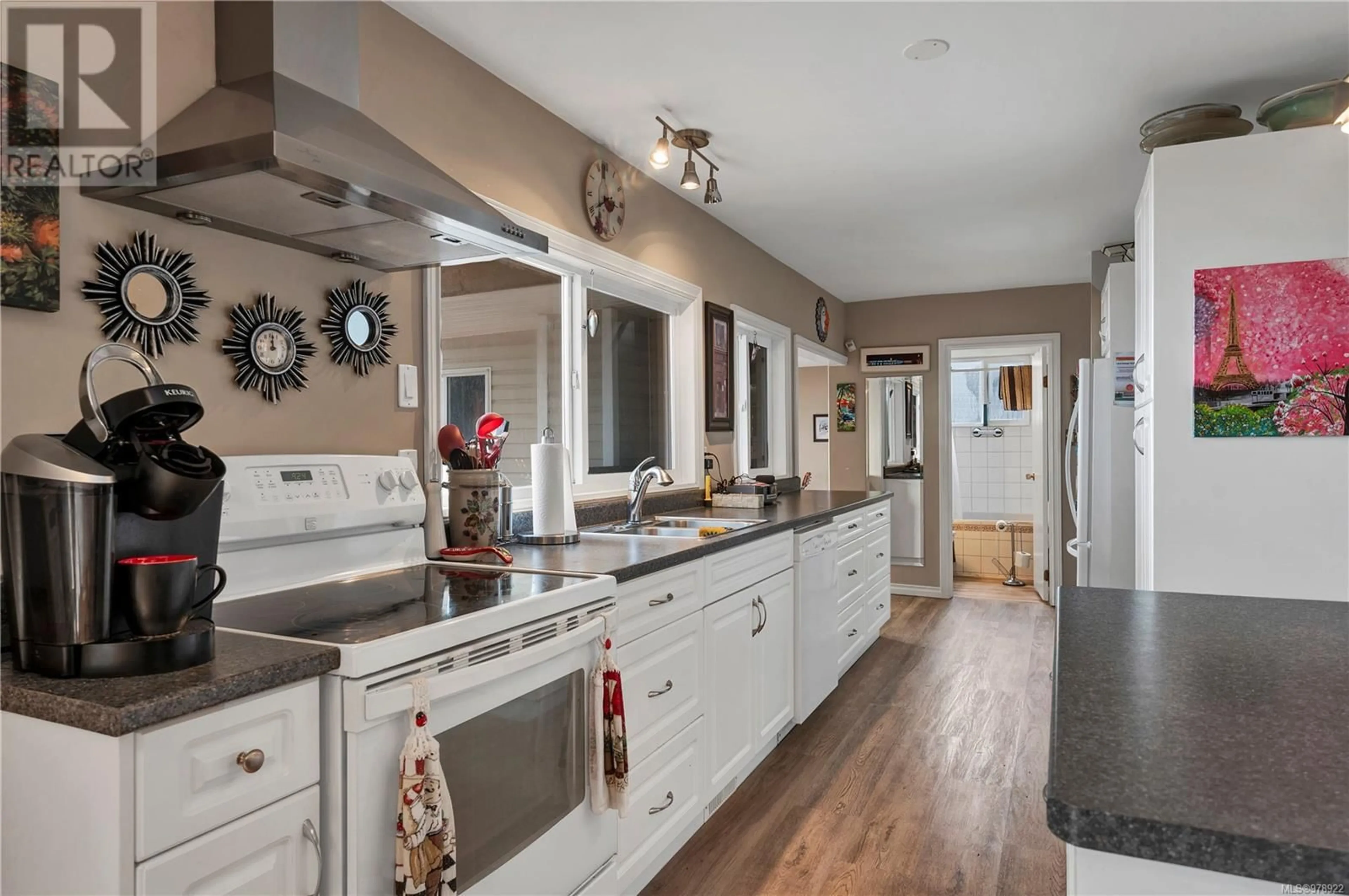 Open concept kitchen for 4007 Island Hwy S, Campbell River British Columbia V9H1G4