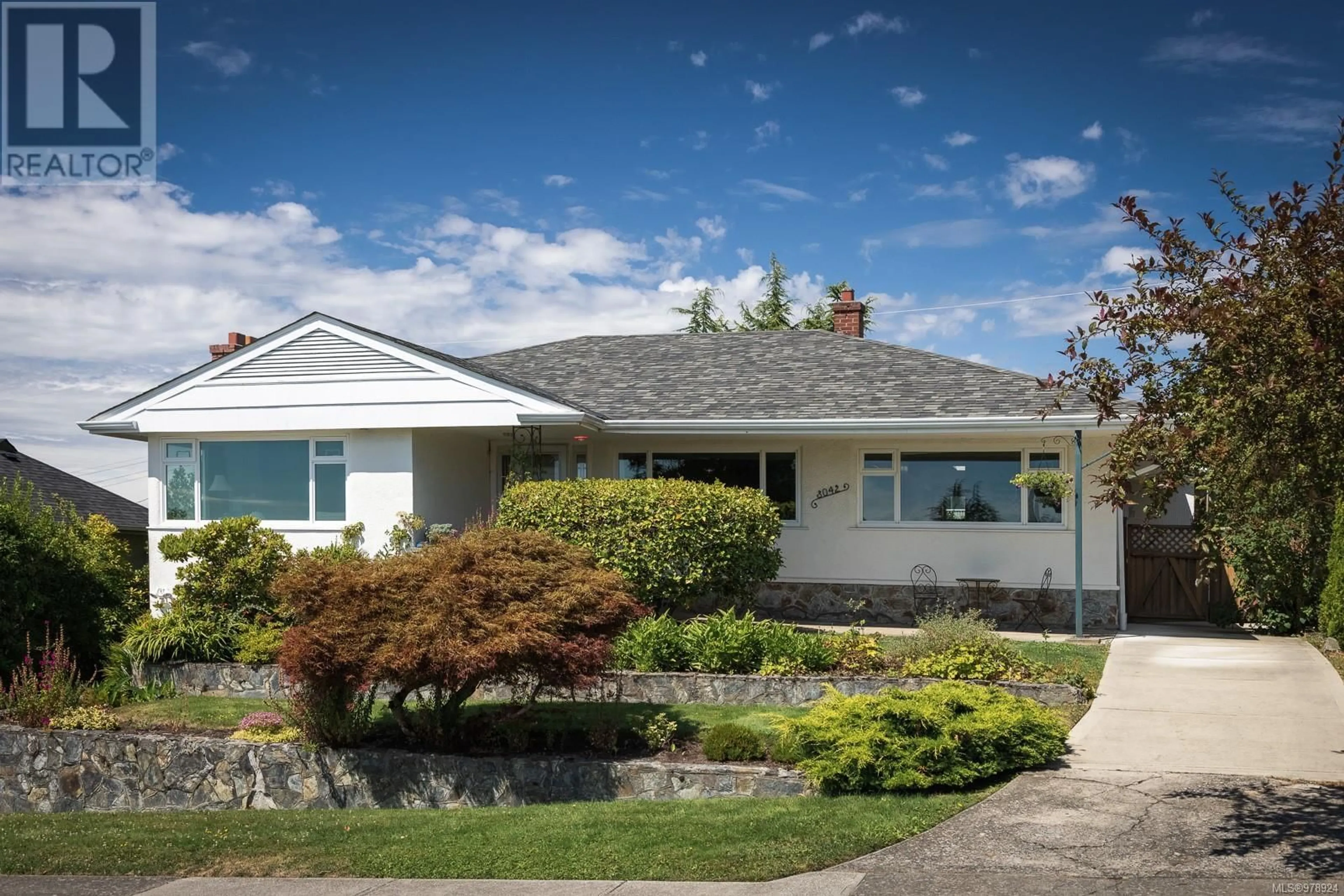 Frontside or backside of a home, cottage for 3042 Larkdowne Rd, Oak Bay British Columbia V8R5H2