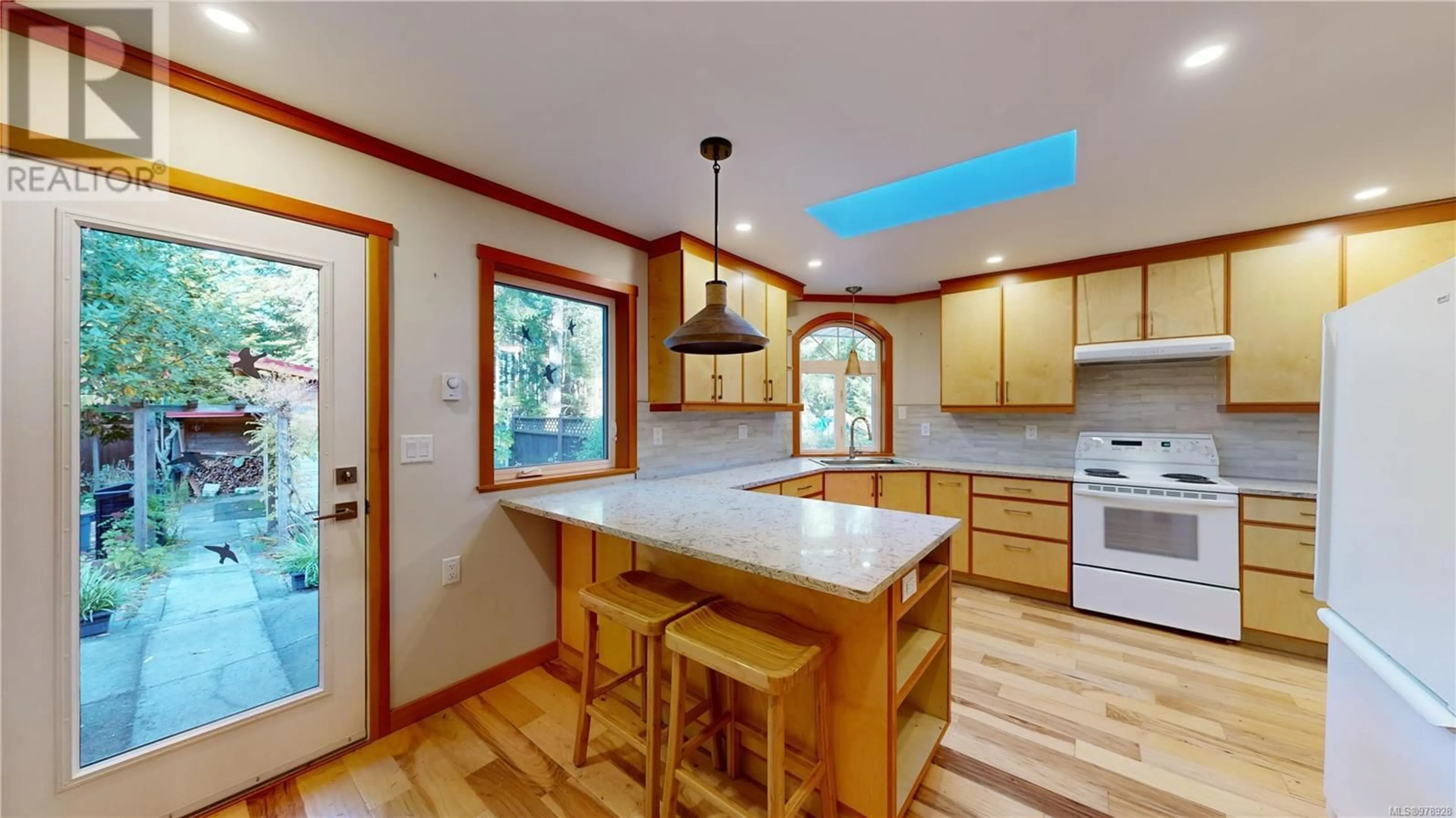 Open concept kitchen, wood/laminate floor for 817 Valli Pl, Gabriola Island British Columbia V0R1X5