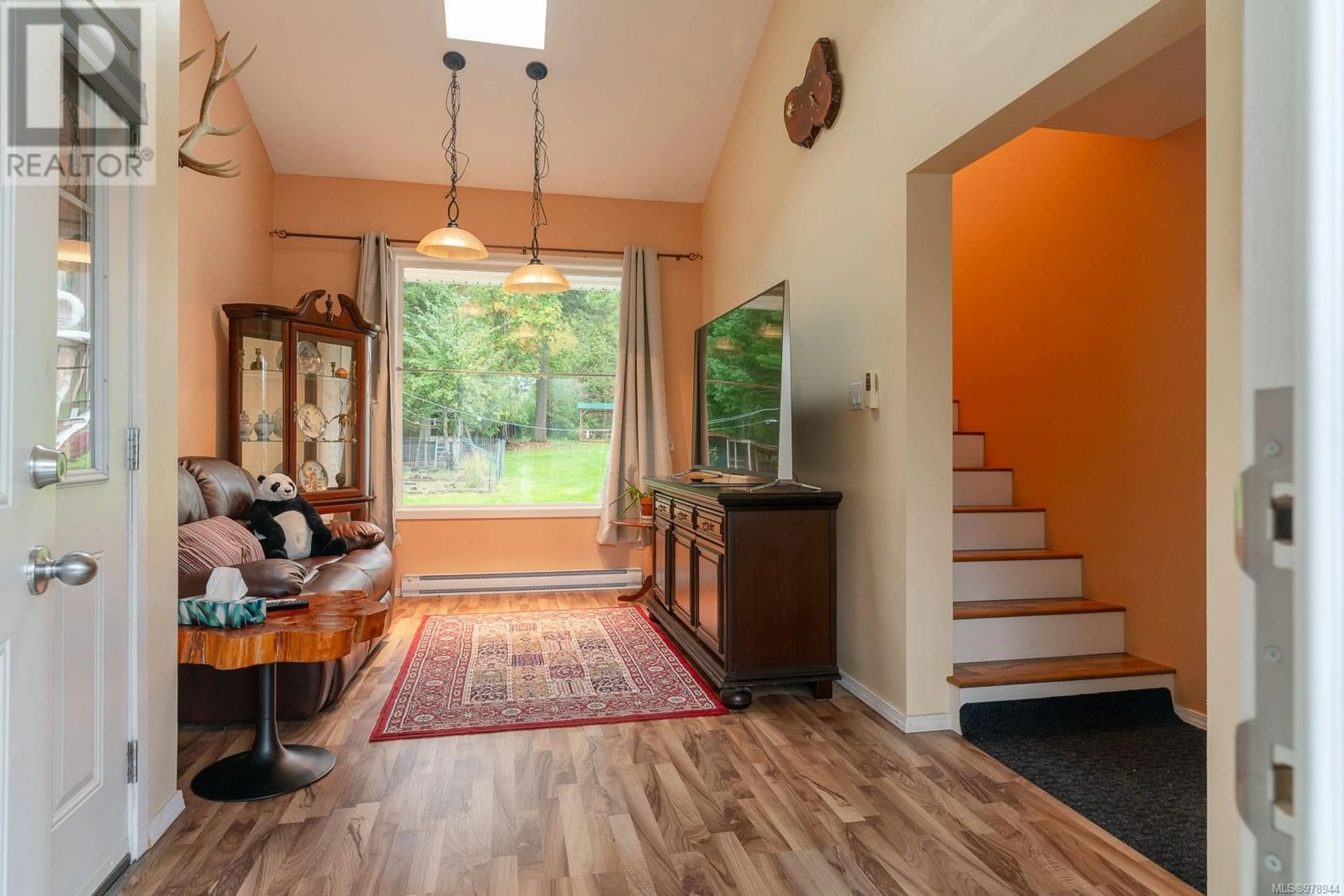 Indoor foyer, wood floors for 5833 Grandview Rd, Port Alberni British Columbia V9Y8W1