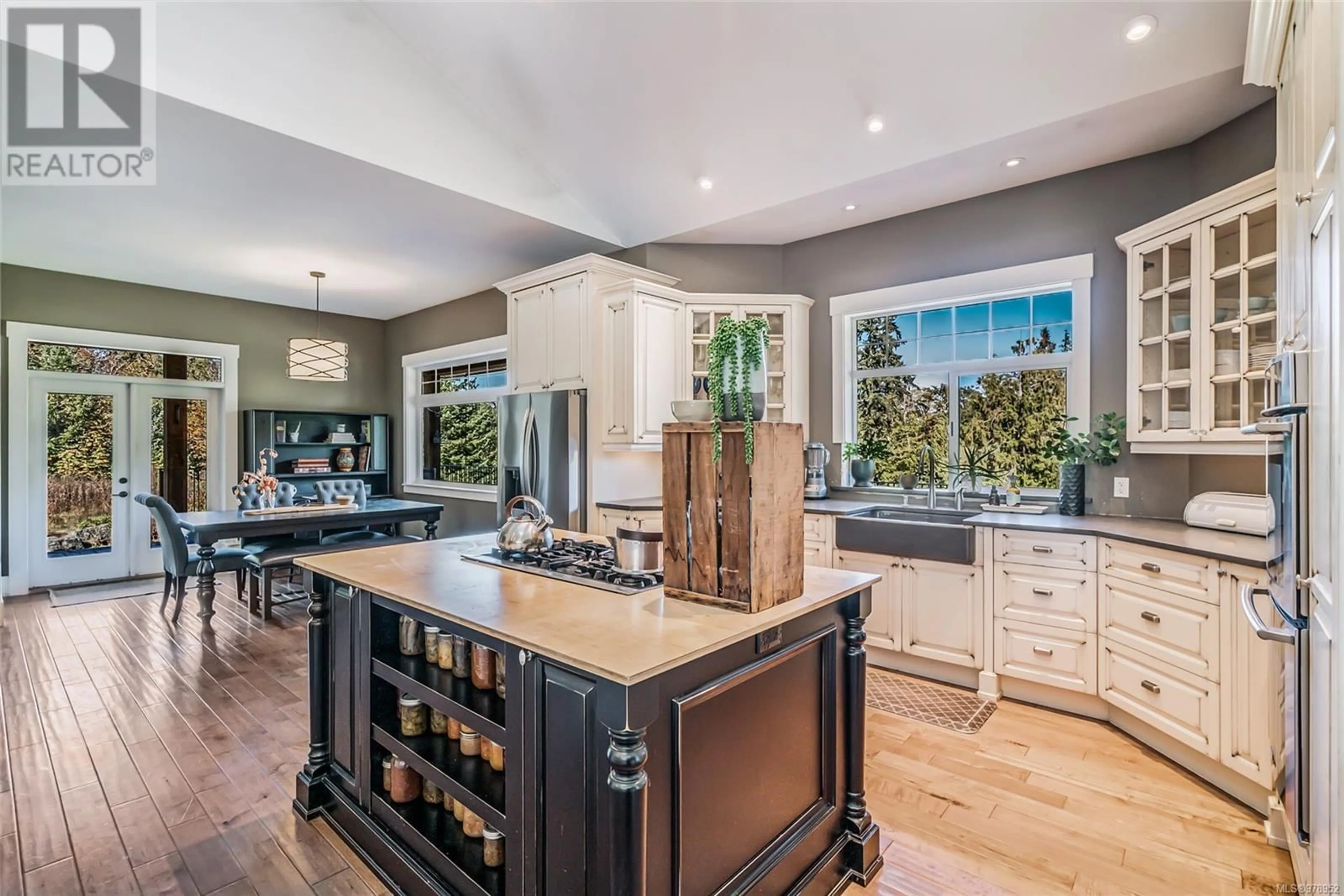 Open concept kitchen for 3405 Ponderosa Way, Qualicum Beach British Columbia V9K2J8