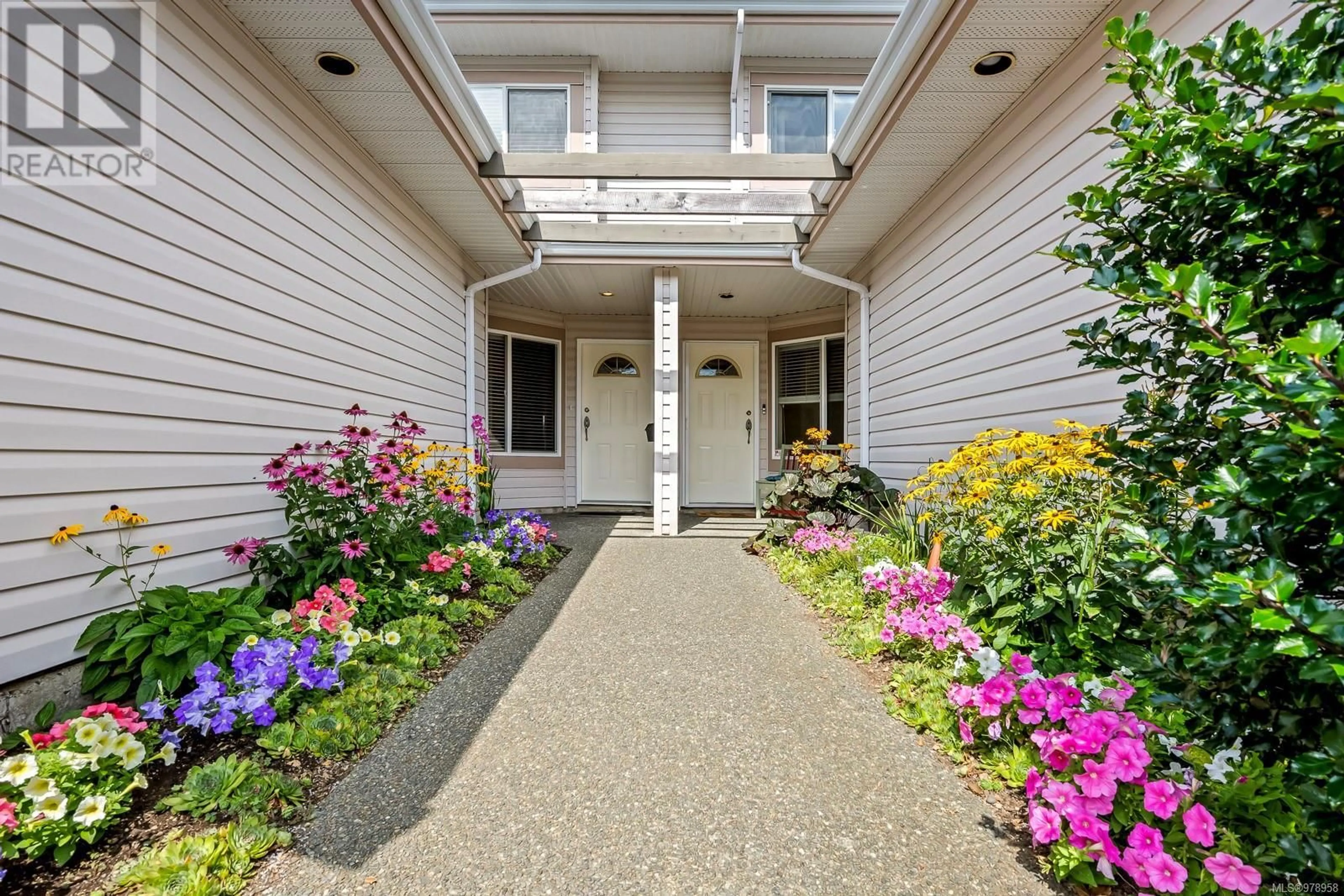 Indoor entryway, wood floors for 5 950 Braidwood Rd, Courtenay British Columbia V9N3R9