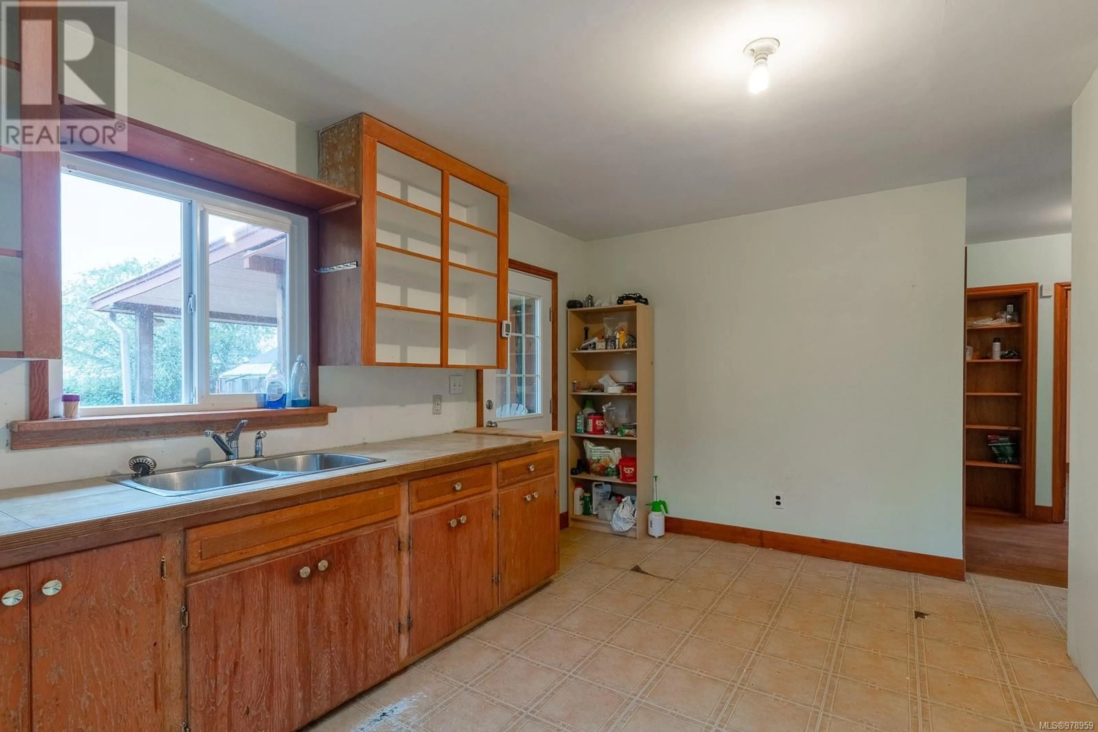 Kitchen, wood floors, cottage for 3950 Anderson Ave, Port Alberni British Columbia V9Y5B4