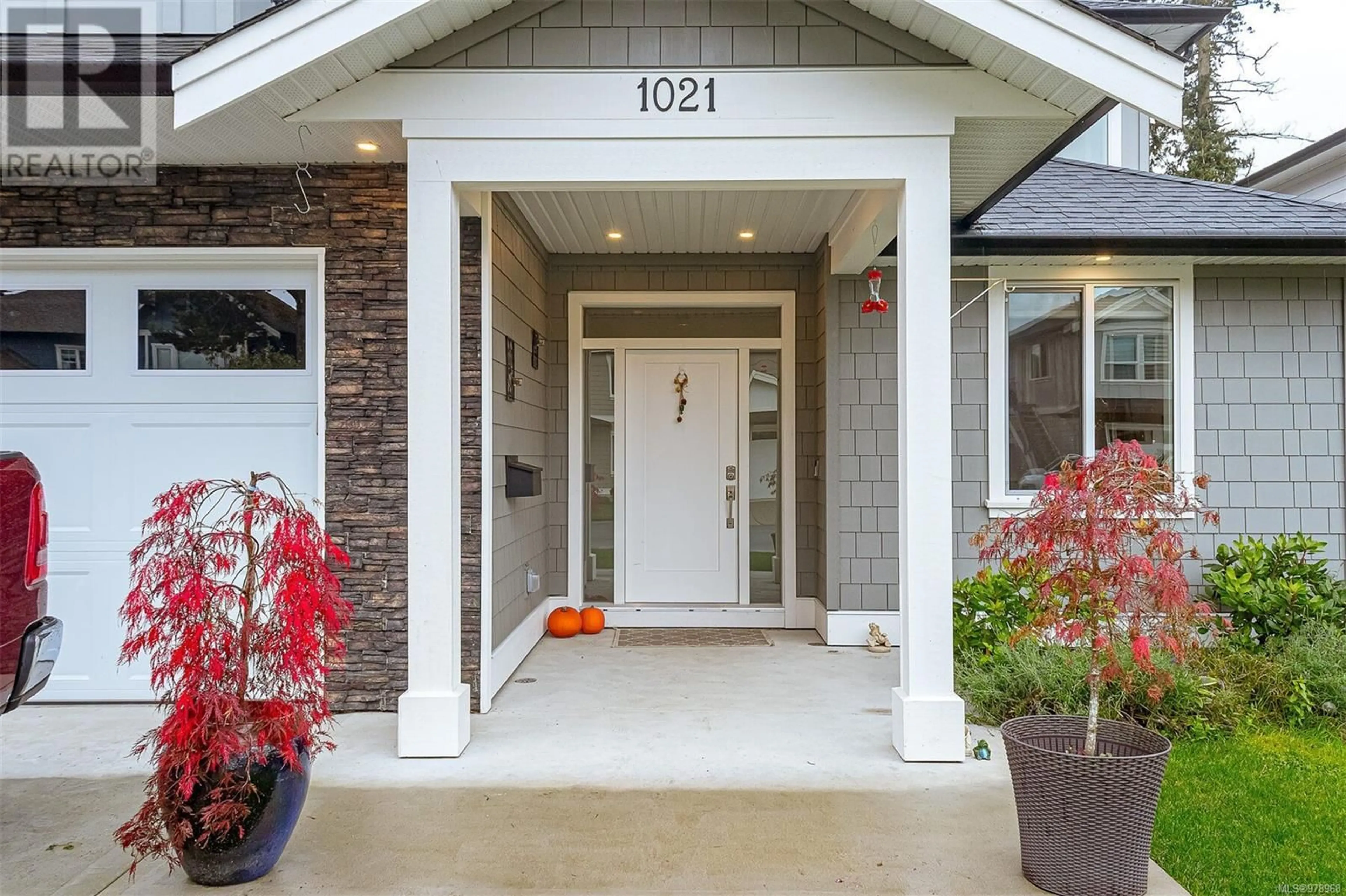 Indoor entryway, wood floors for 1021 Sandalwood Crt, Langford British Columbia V9C0E1