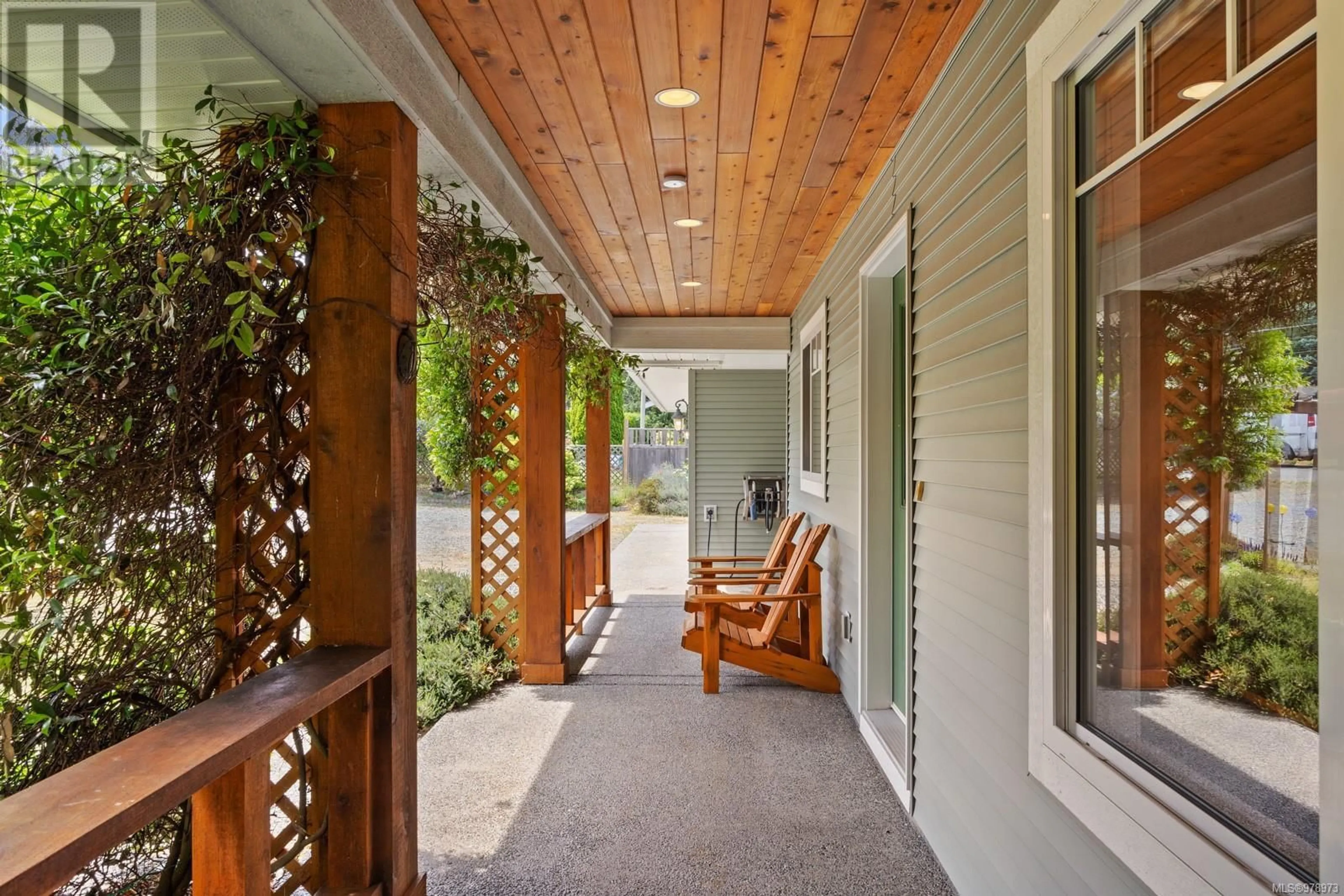 Indoor entryway, wood floors for 5045 Longview Dr, Bowser British Columbia V0R1G0