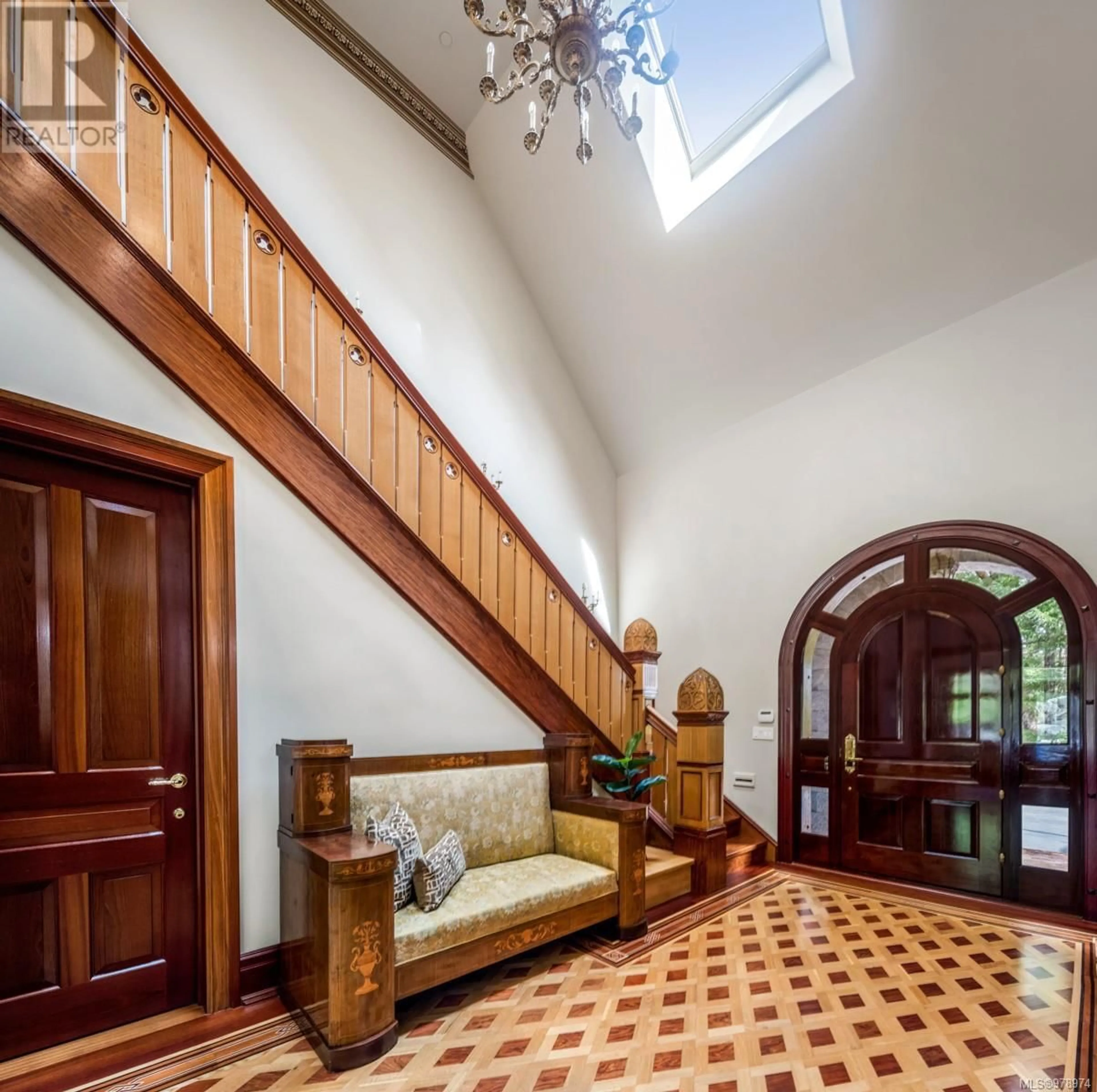 Indoor foyer, wood floors for 625 Lorimer Pl, Highlands British Columbia V9B6G3