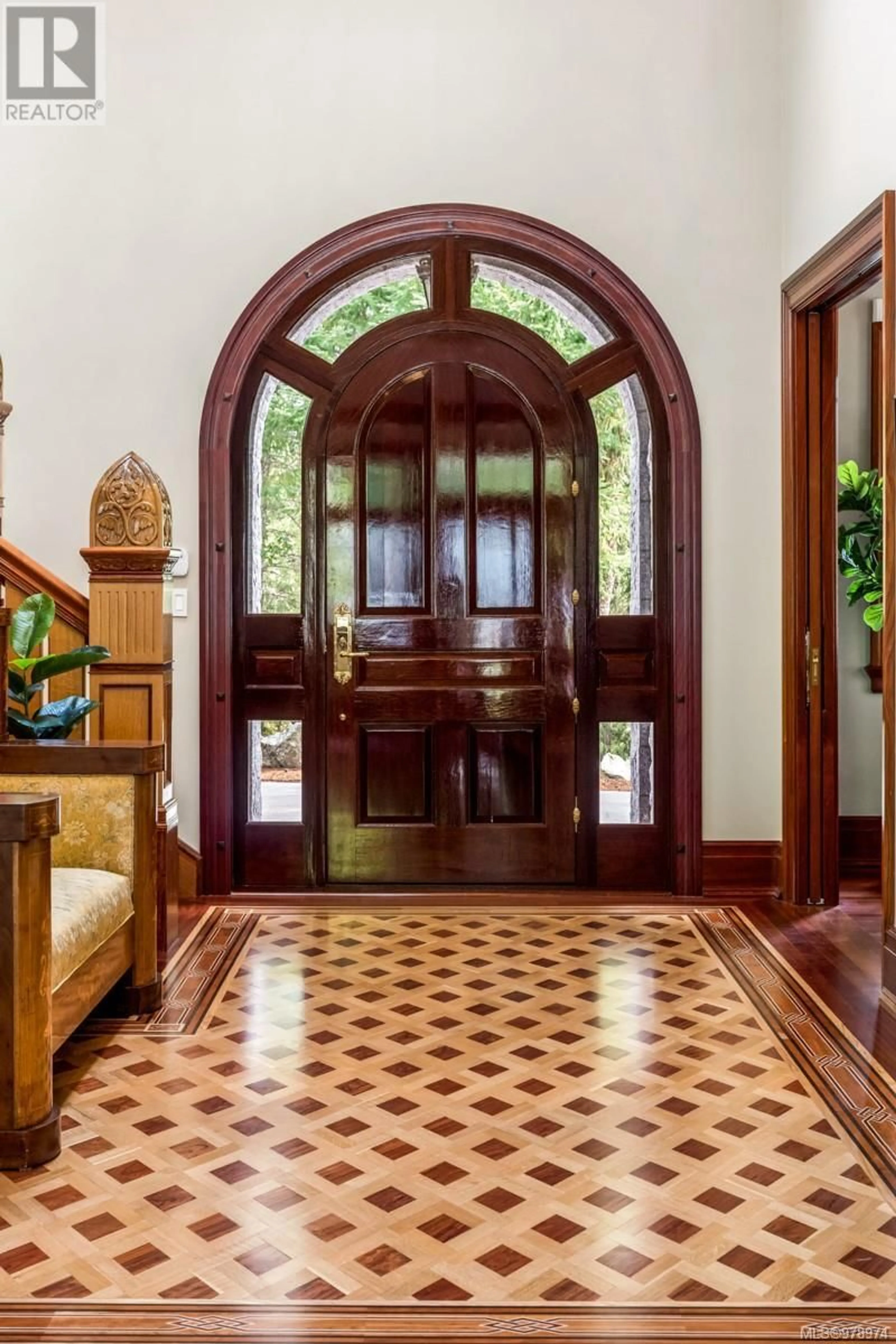 Indoor foyer, wood floors for 625 Lorimer Pl, Highlands British Columbia V9B6G3