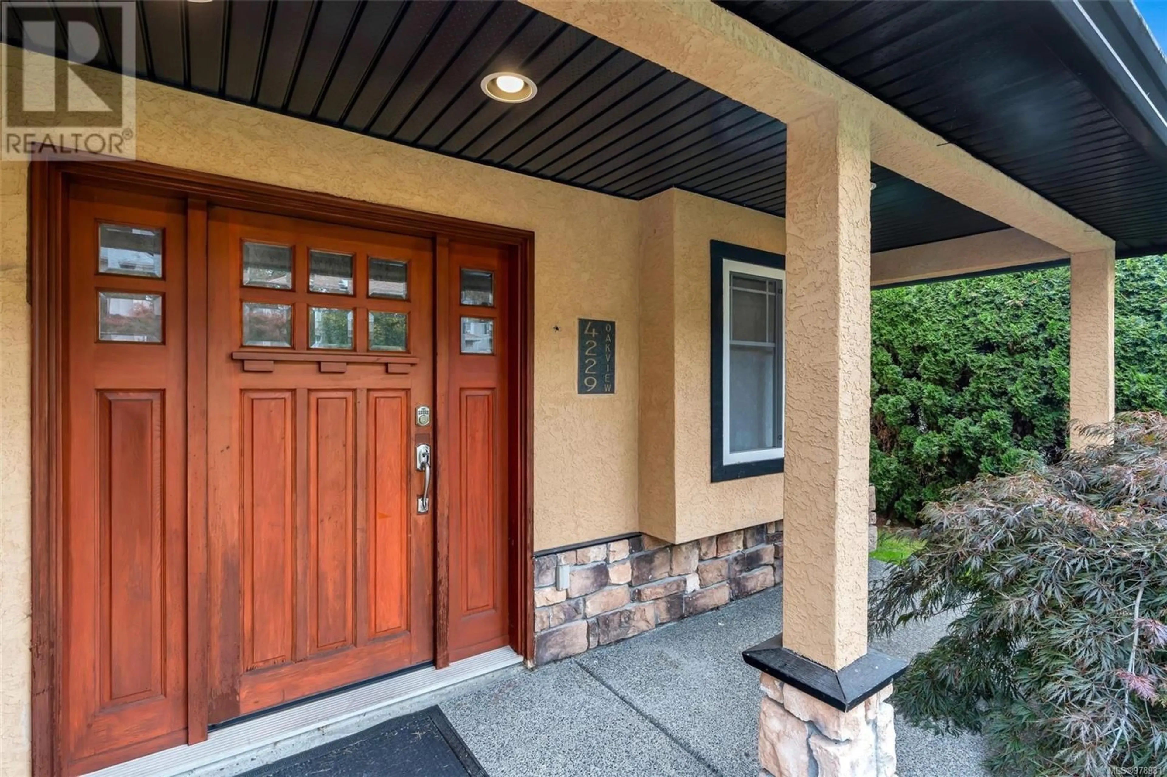 Indoor entryway, wood floors for 4229 Oakview Pl, Saanich British Columbia V8N6M7