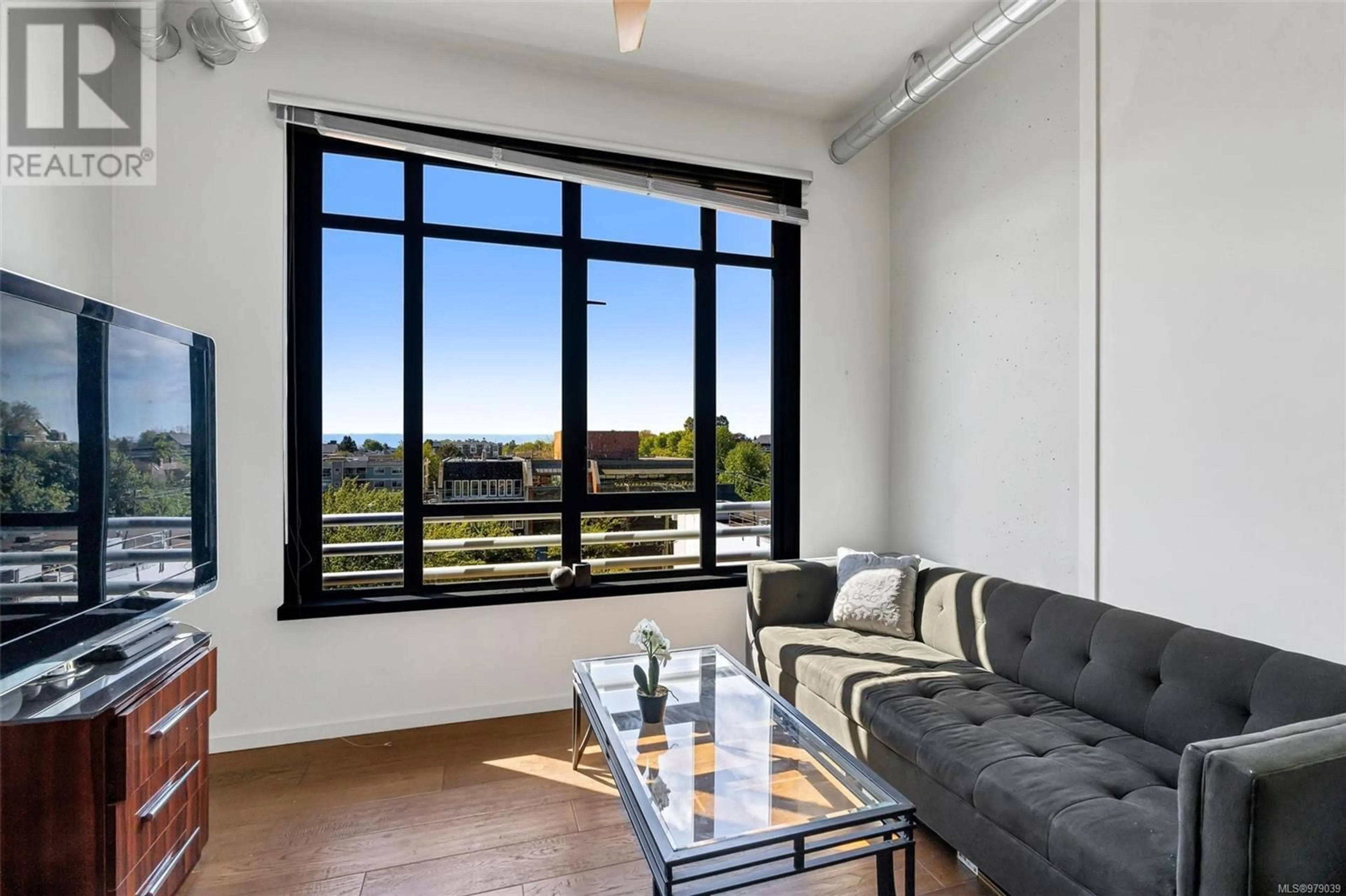 Living room, wood floors for 628 1029 View St, Victoria British Columbia V8V0C9